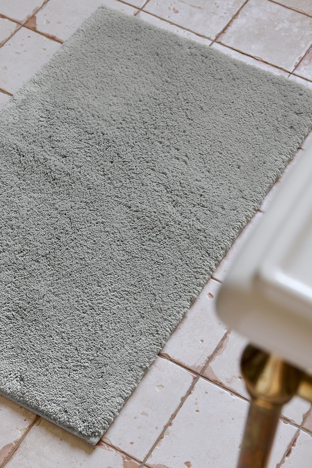 CHRISTY Deep Pile Luxury 100% Cotton 2444GSM Non Slip Bath Rugs in Mid Grey