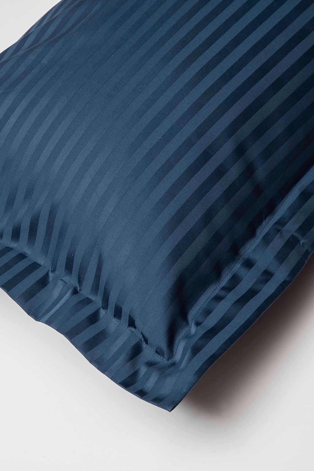 Belledorm Hotel Suite Satin Stripe 540 Thread Count Oxford Pillowcase in Navy