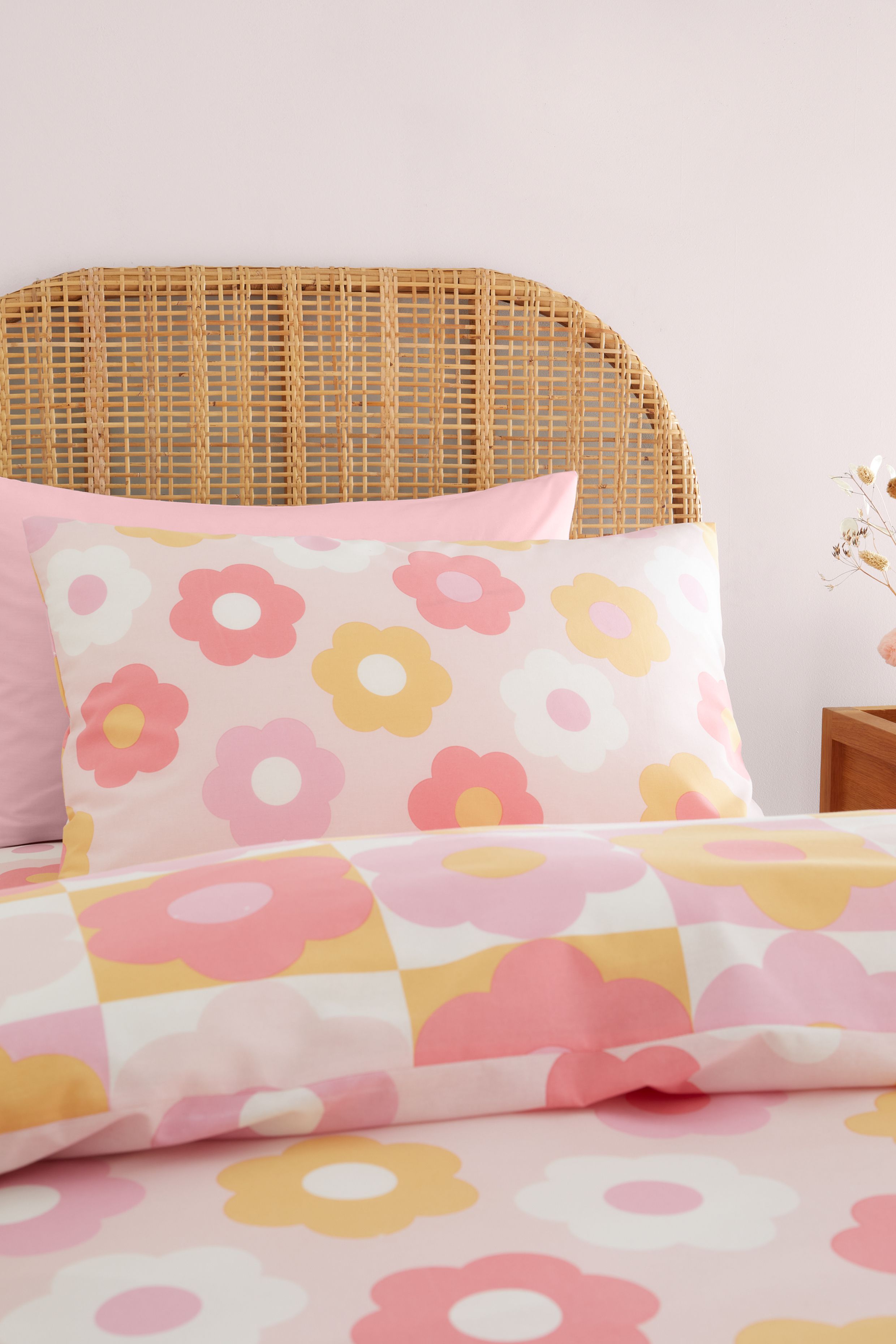 Catherine Lansfield 'Retro Daisy' Reversible Duvet Cover Set in Pink 3