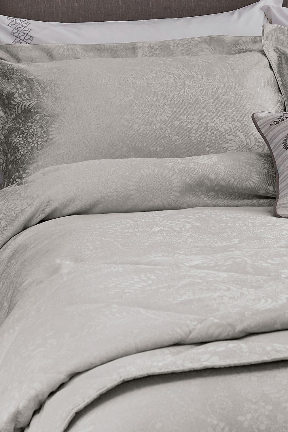 1951 'Kina' Cotton Duvet Cover Set in Silver 3