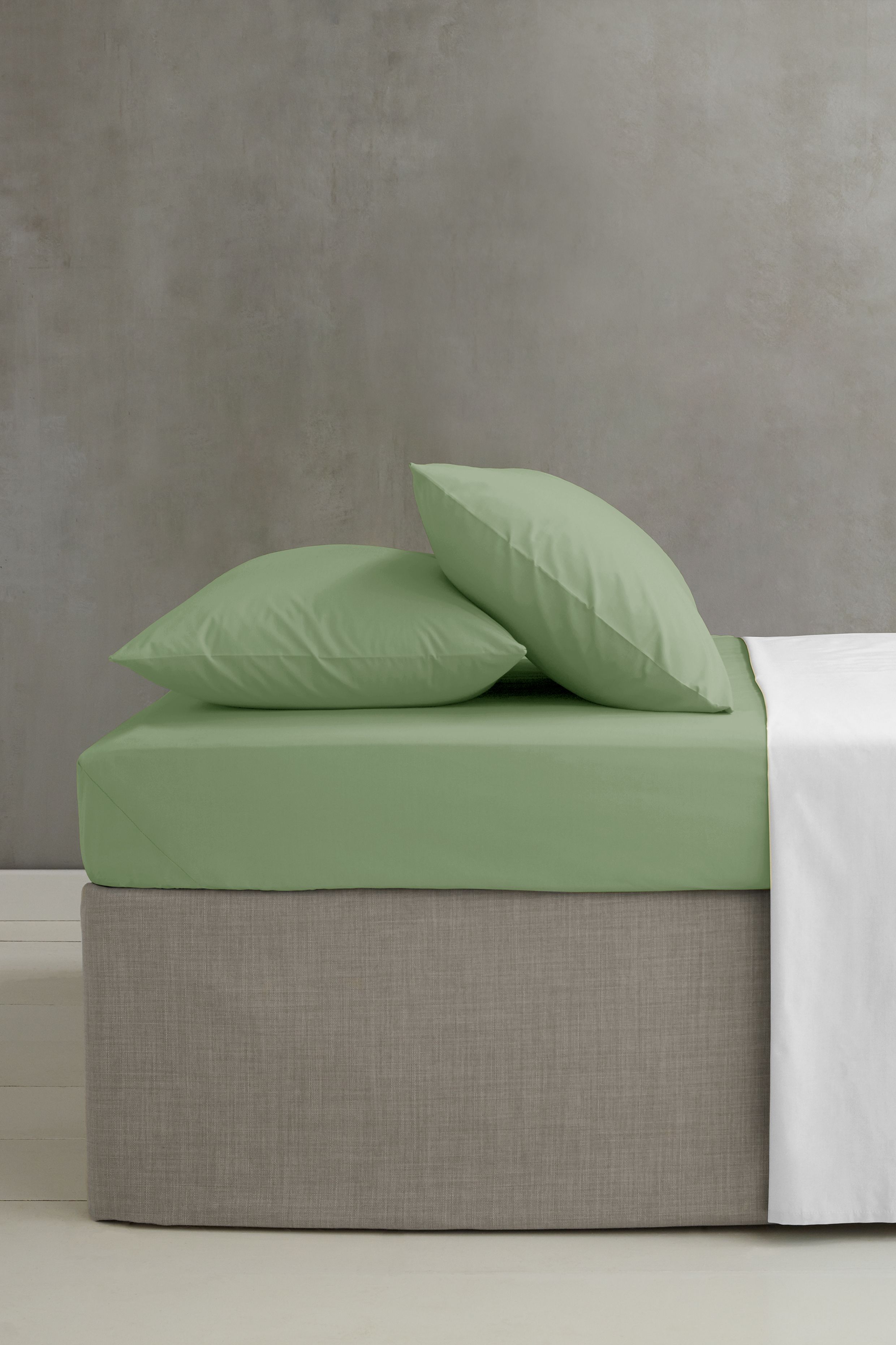 Catherine Lansfield 'Easy Iron Percale' Combed Polycotton 35cm Depth Sheet in Light Green | Size: Super King Fitted
