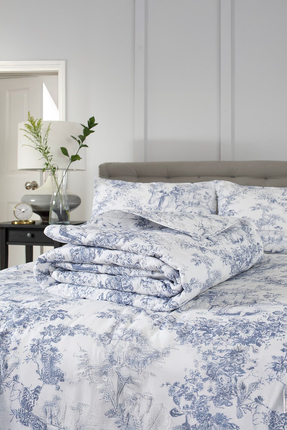 The Lyndon Company Toile De Jouy Luxurious 200 Thread Count 100% Cotton Bedspread in Blue
