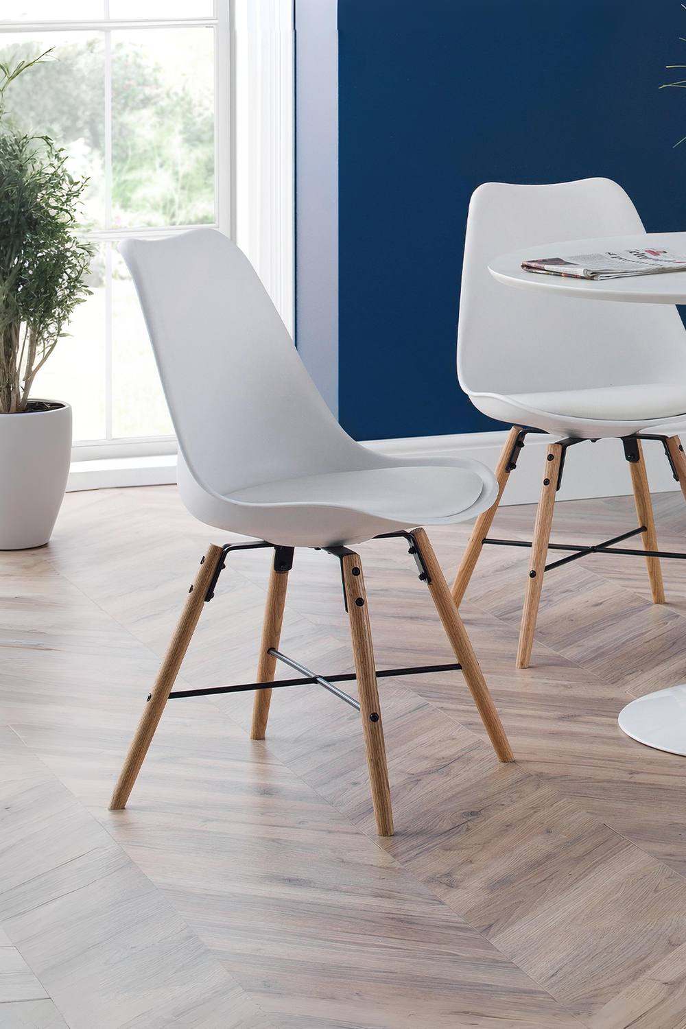 Julian Bowen Kari Plastic Dining Chair (Set of 2) in White