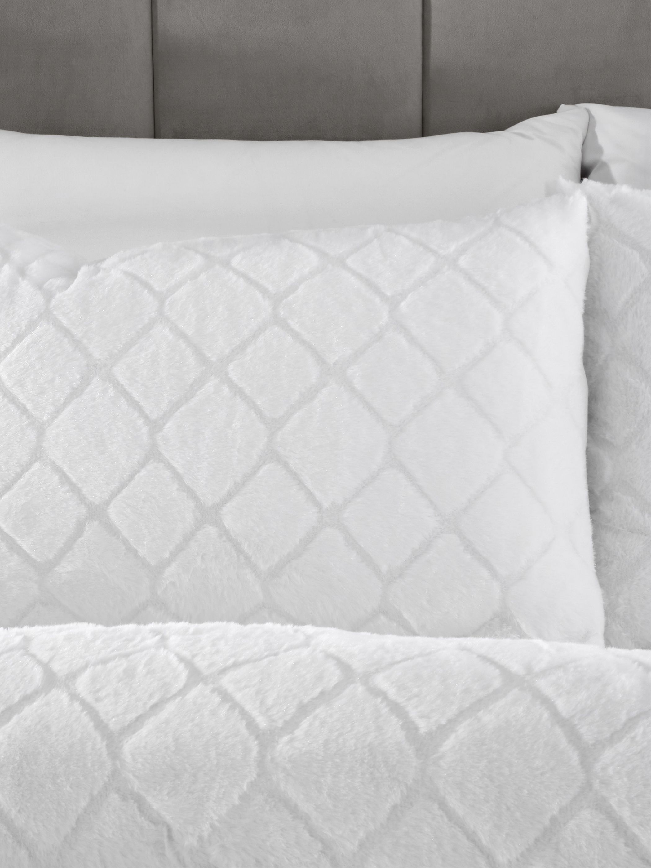 Catherine Lansfield 'Cosy Diamond' Soft & Warm Faux Fur Fleece Duvet Cover Set in White 2