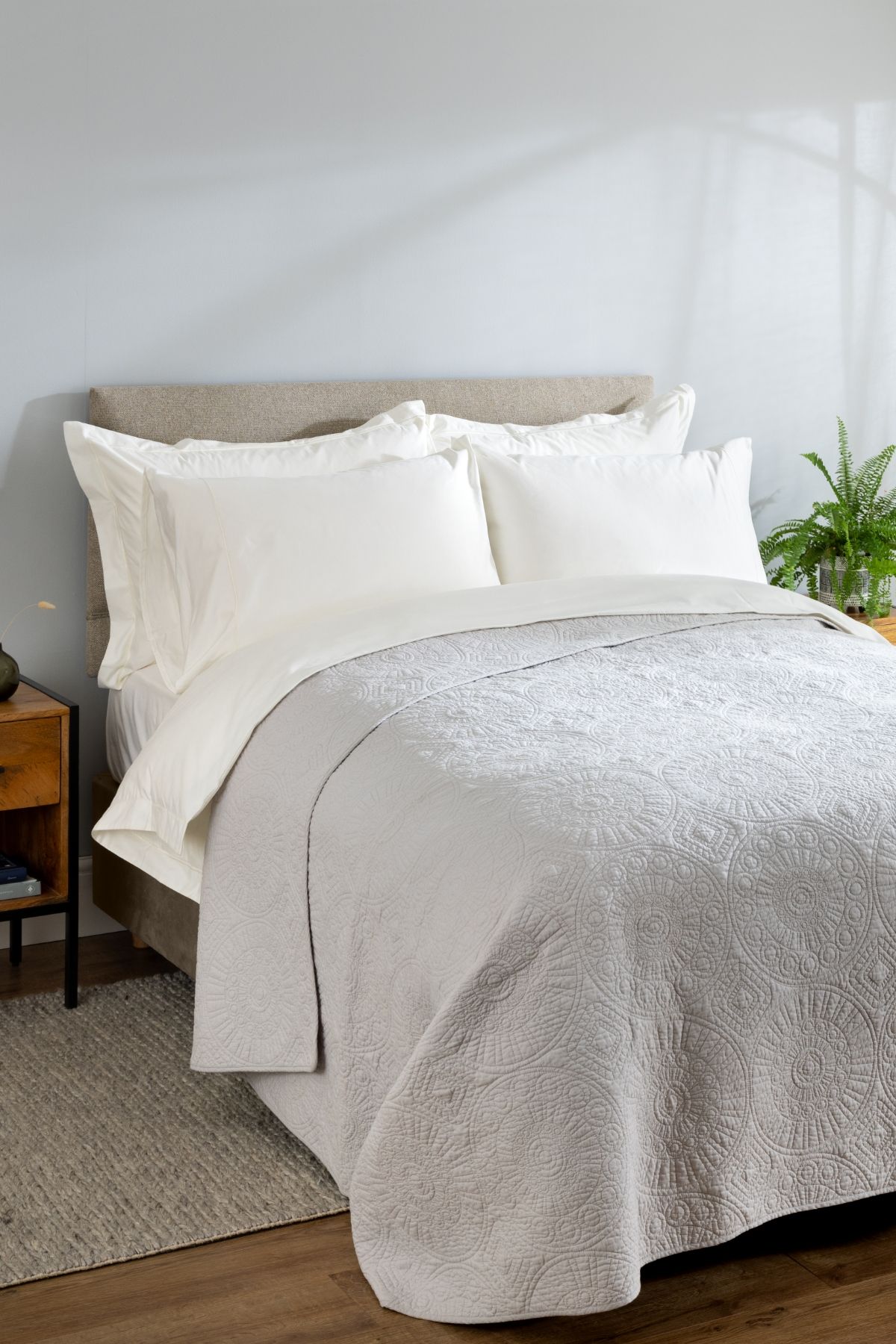 Soak&Sleep Quilted Cotton Bedspread in Light Grey