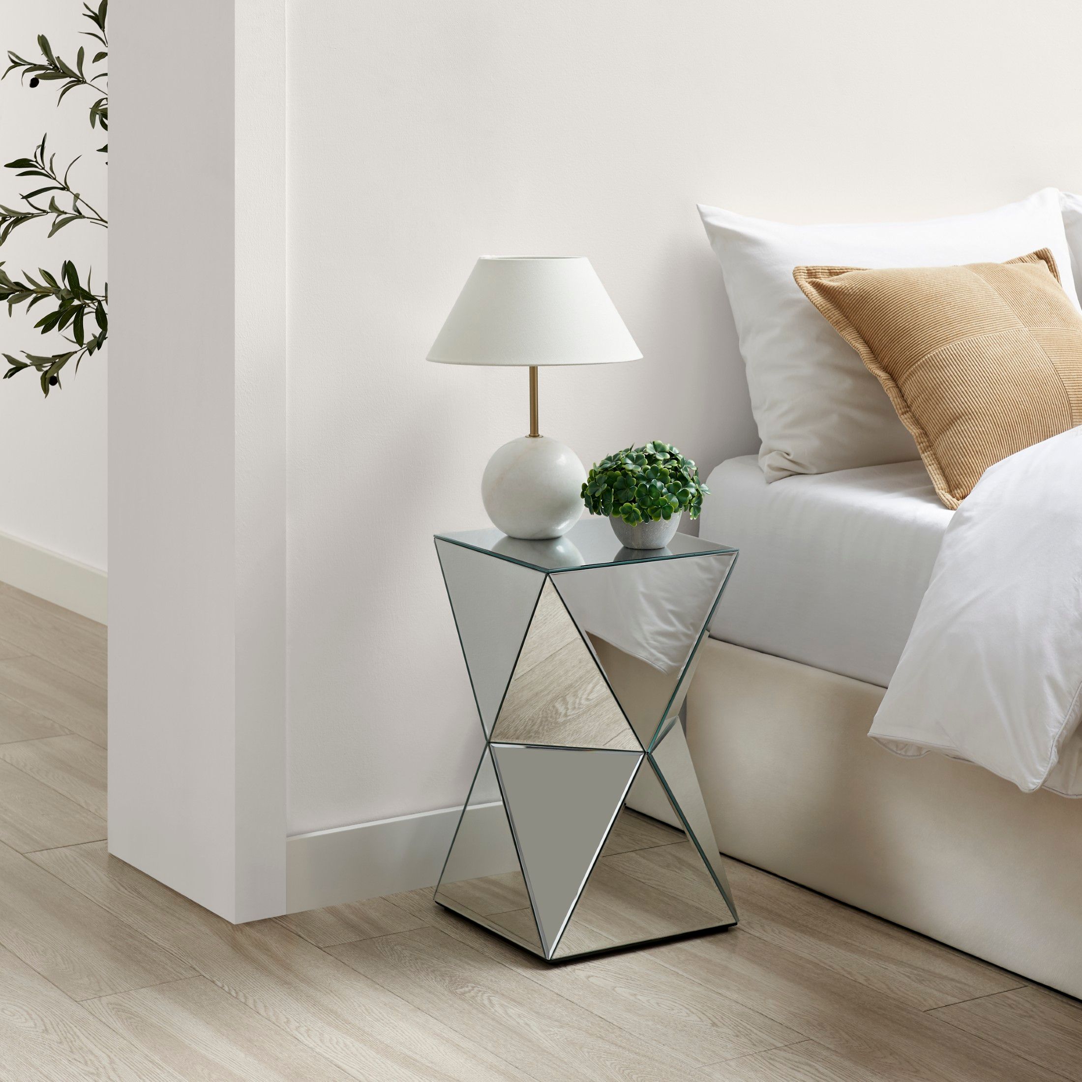 FurnitureboxUK Diamond Contemporary Mirrored Bedside/Side Table in Silver