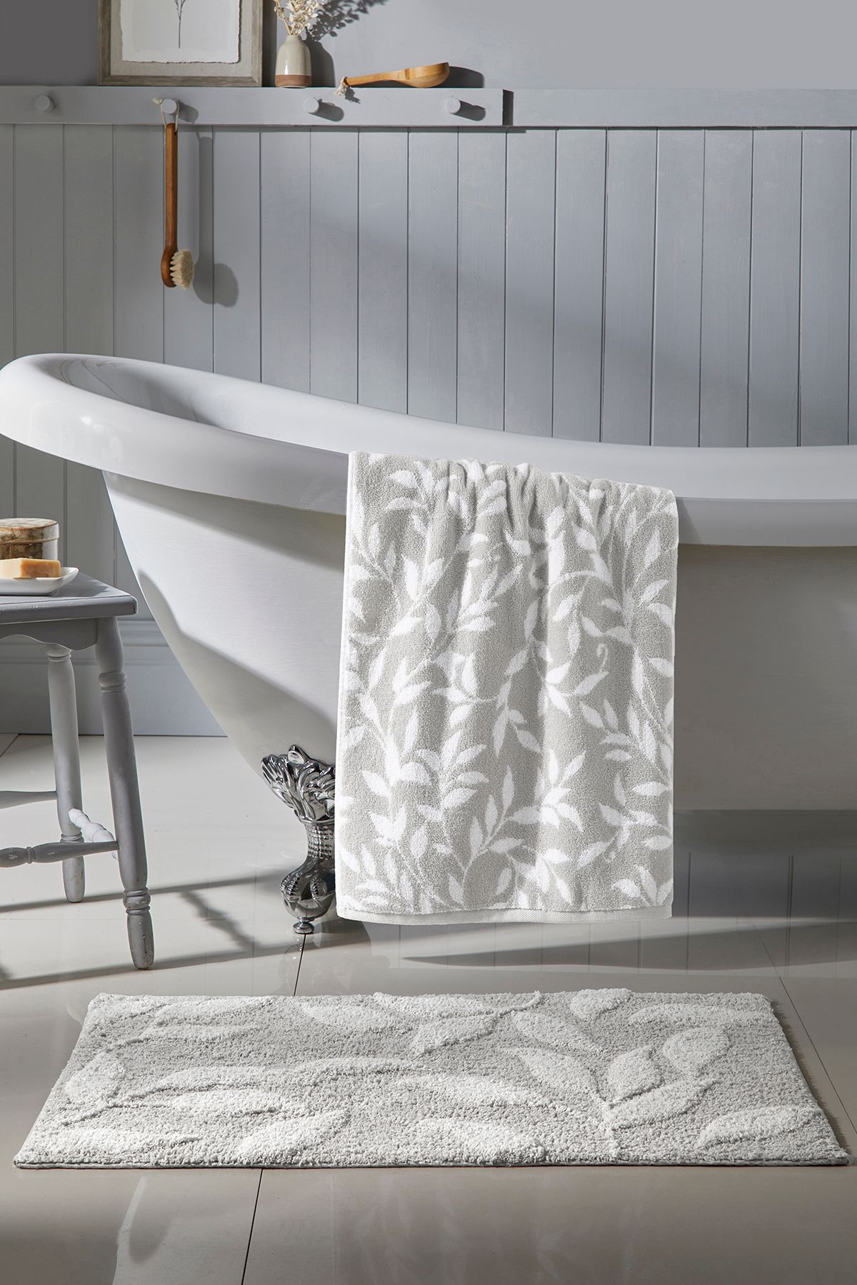 Dreams & Drapes 'Sandringham' 100% Cotton Jacquard Bath Mat in Light Green