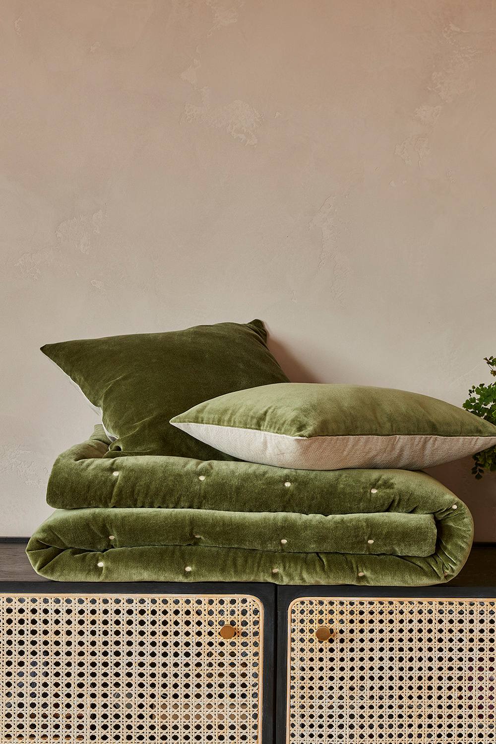 CHRISTY Luxury Quilted Velvet 'Jaipur' Throw in Olive