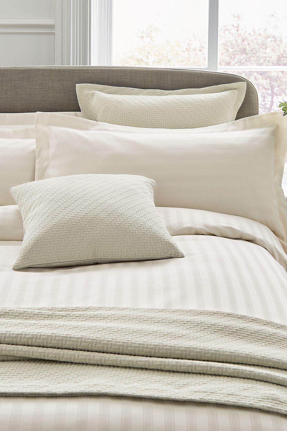 1951 'Adan' Cotton Sateen Duvet Cover in Off-White 2