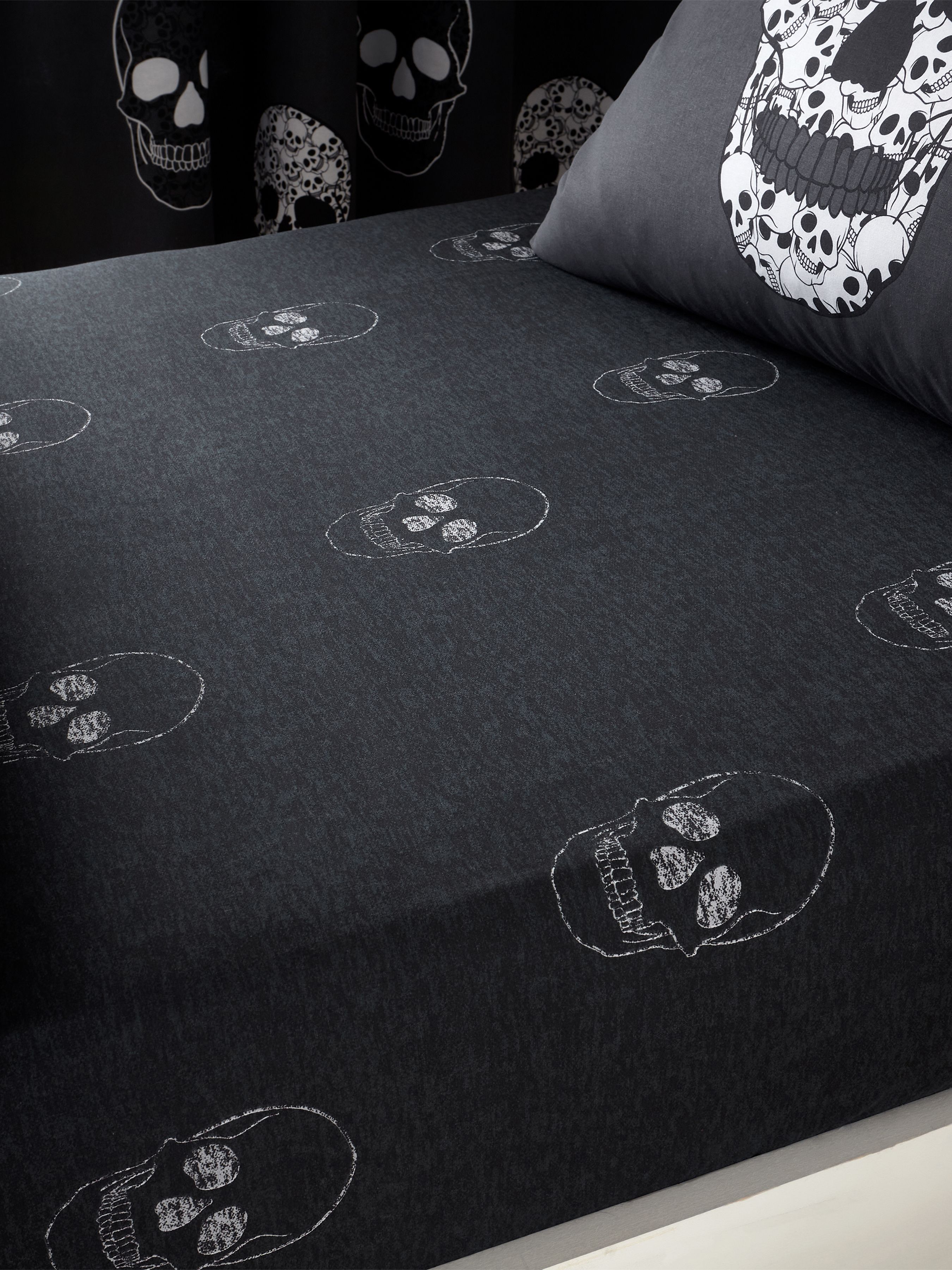 Catherine Lansfield 'Skulls' Halloween Fitted Sheet in Grey