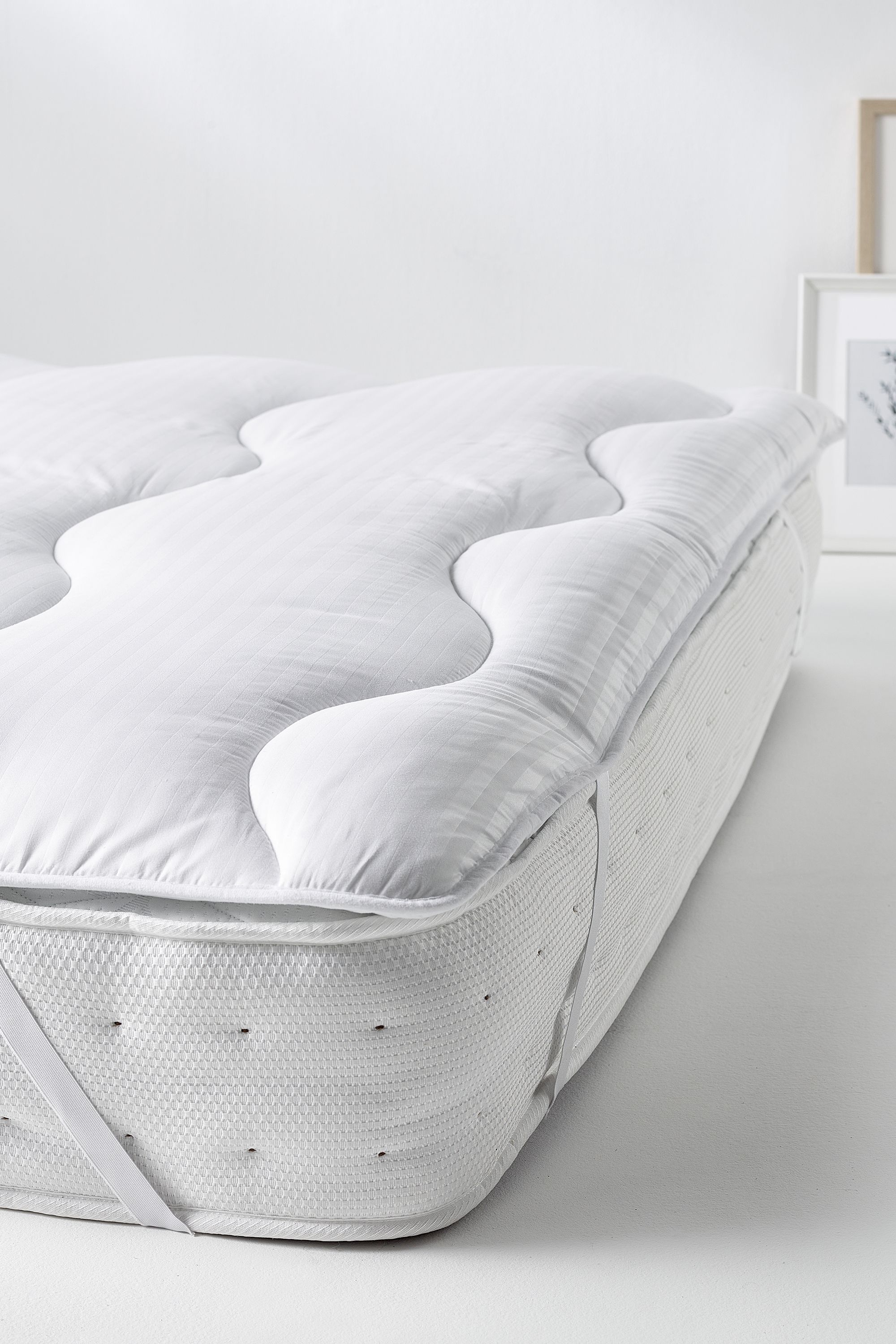 Snuggledown Luxury Quilted Mattress Protector with Soft Touch Finish & Elasticated Straps in White