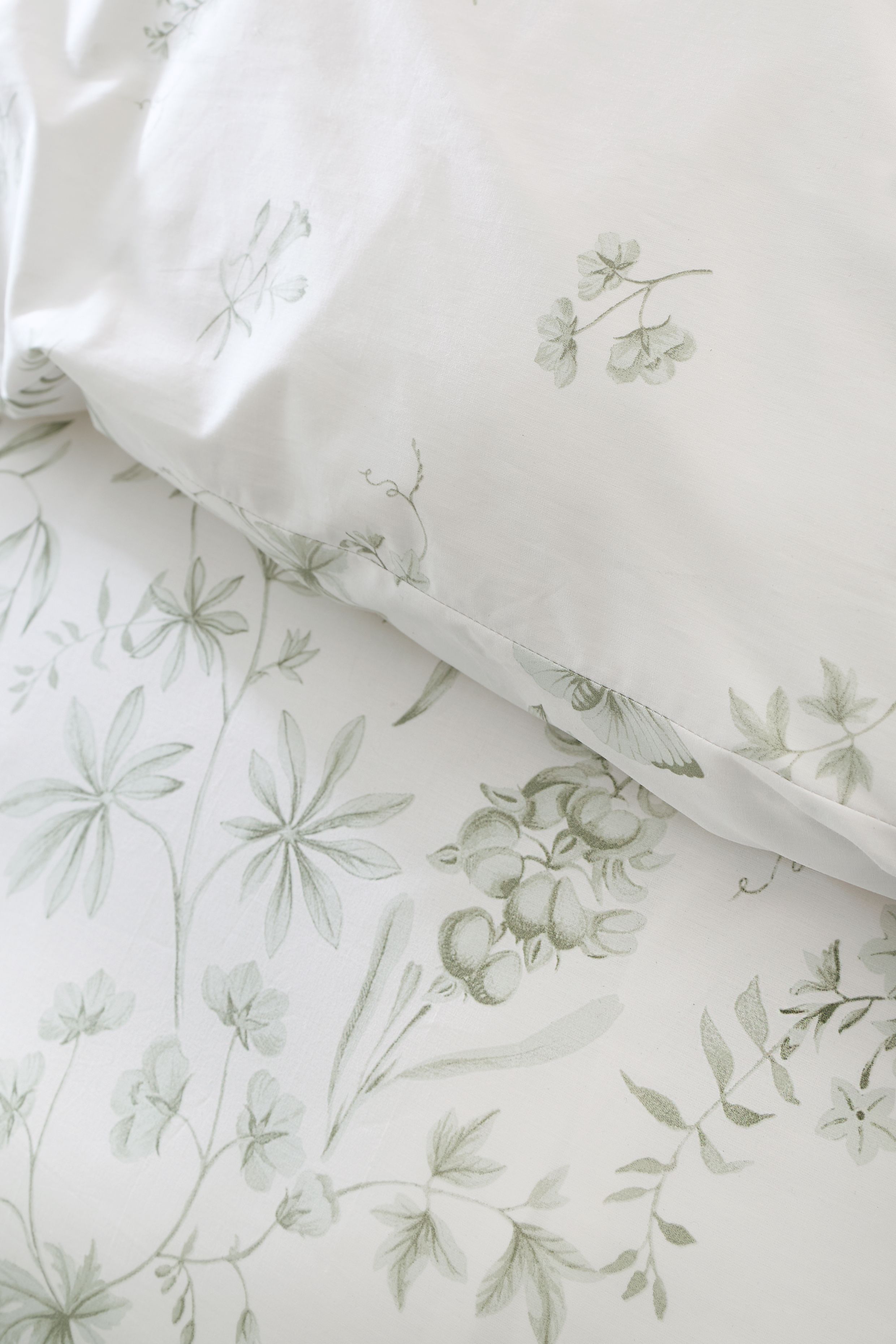 Bianca Thea Floral 200 Thread Count Cotton Reversible Duvet Cover Set in Green 3
