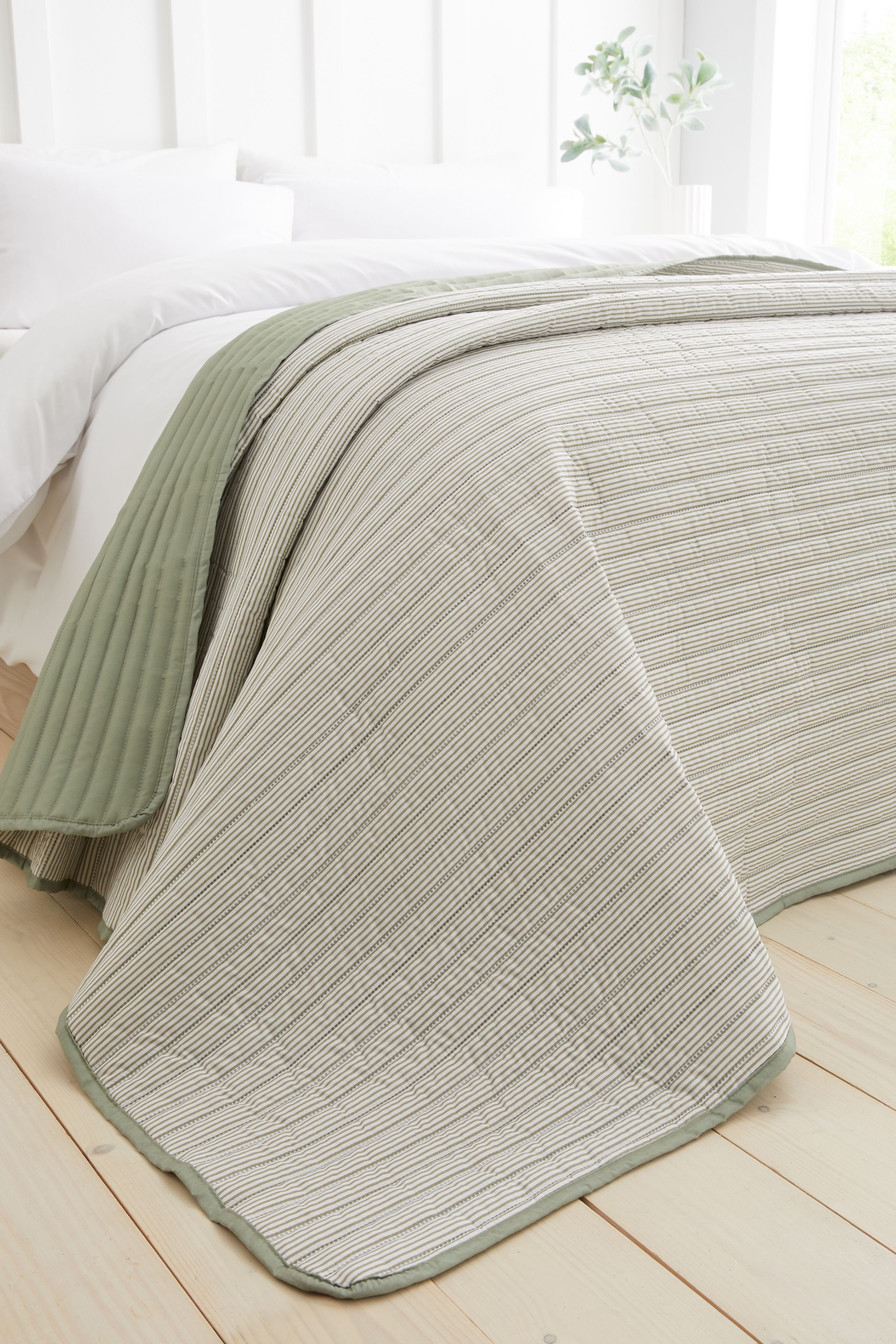 Catherine Lansfield 'Stripe' Quilted Reversible Bedspread in Green