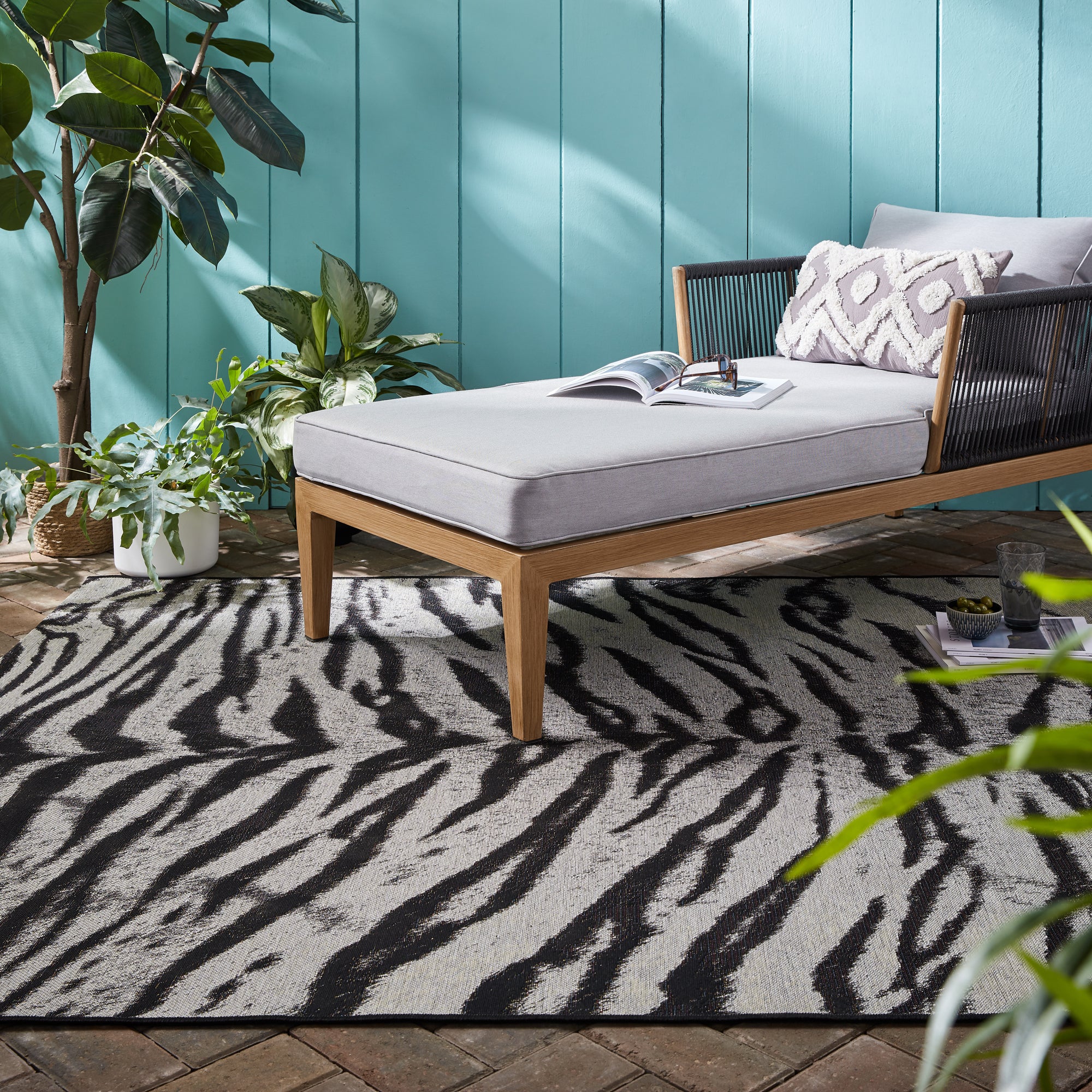Saber Tiger Print Indoor Outdoor Rug Black/White