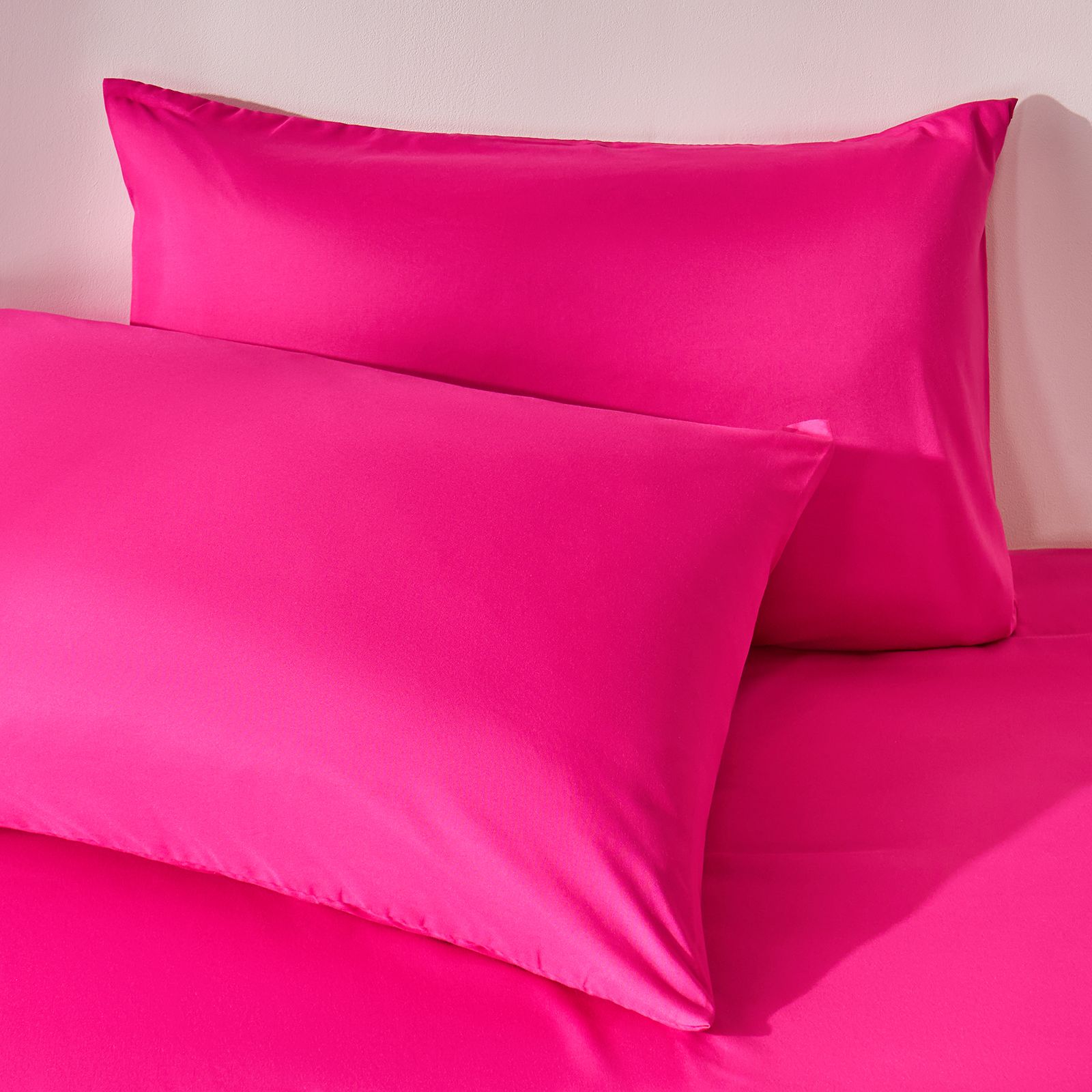 OHS 2 Pack Soft Microfibre Wrinkle Resistant Housewife Pillowcases in Bright Pink