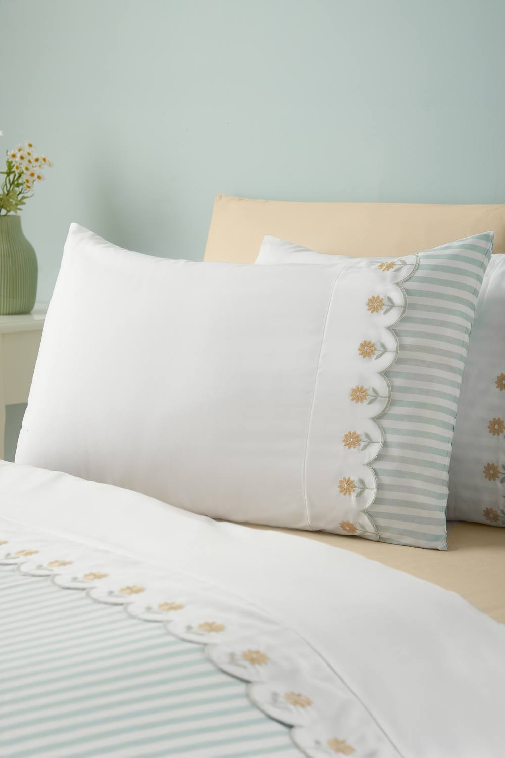 Catherine Lansfield 'Embroidered Daisy' Soft Touch Duvet Cover Set in Green