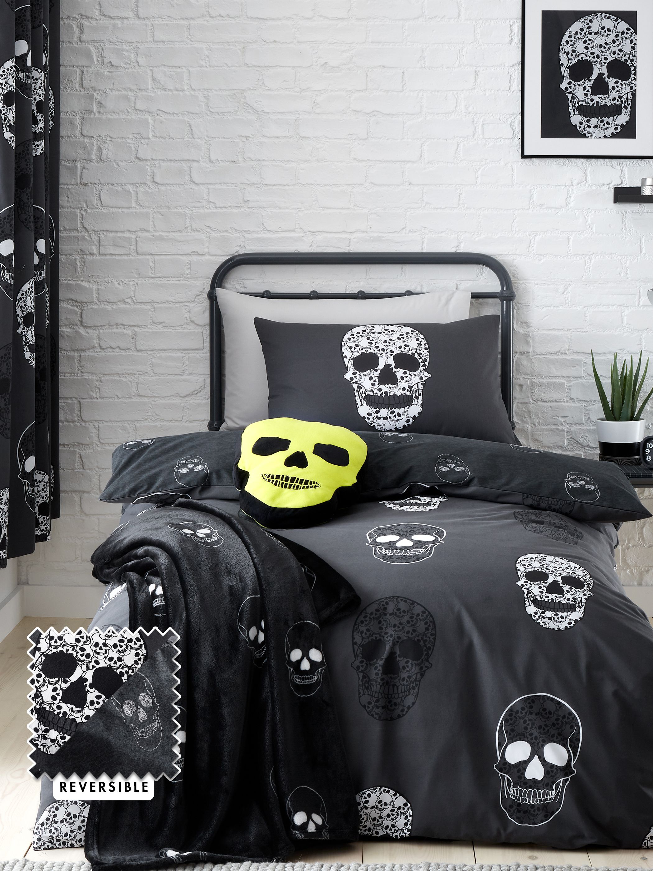 Catherine Lansfield 'Skulls' Halloween Duvet Cover Set in Grey