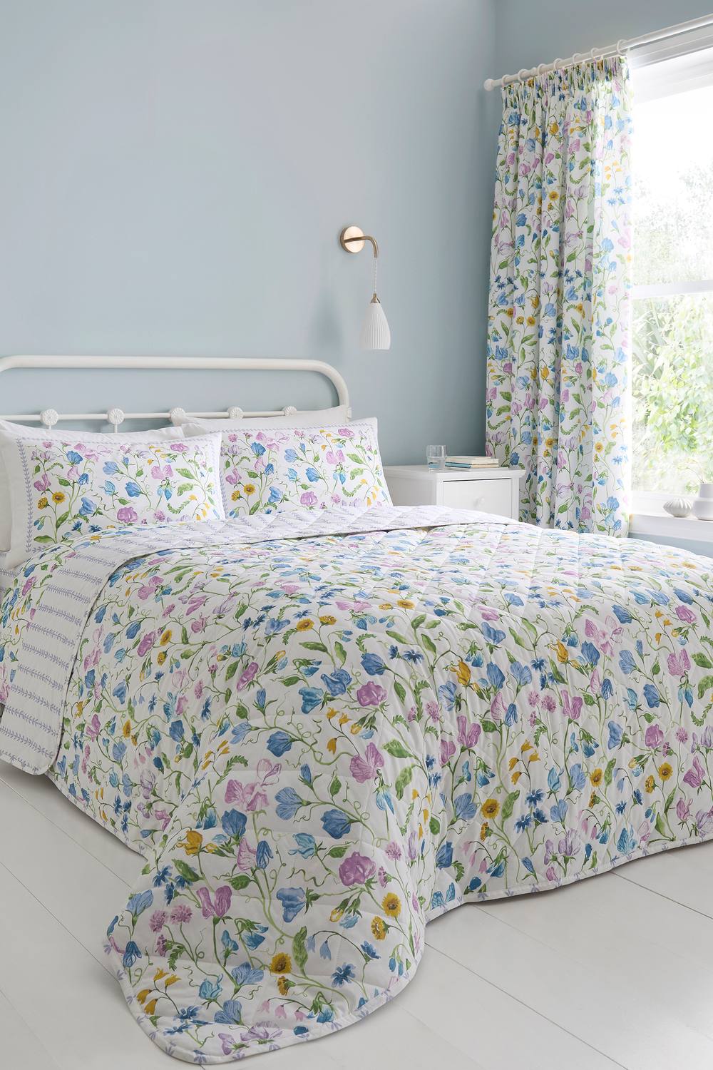 Dreams & Drapes 'Sweetpea Floral' Quilted Bedspread