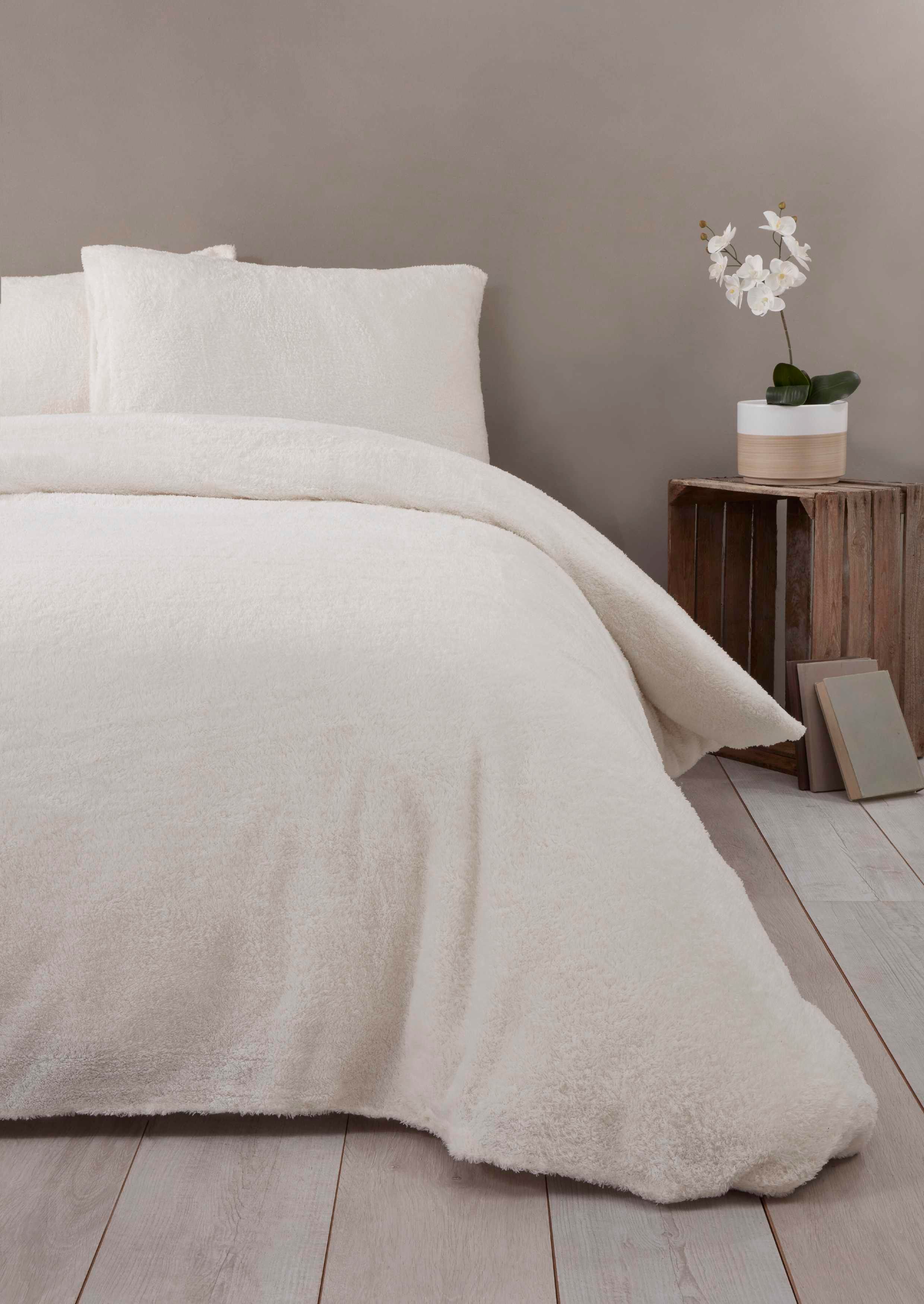 Rapport Home Teddy Fleece Polyester Duvet Cover Set With Pillowcase in Cream
