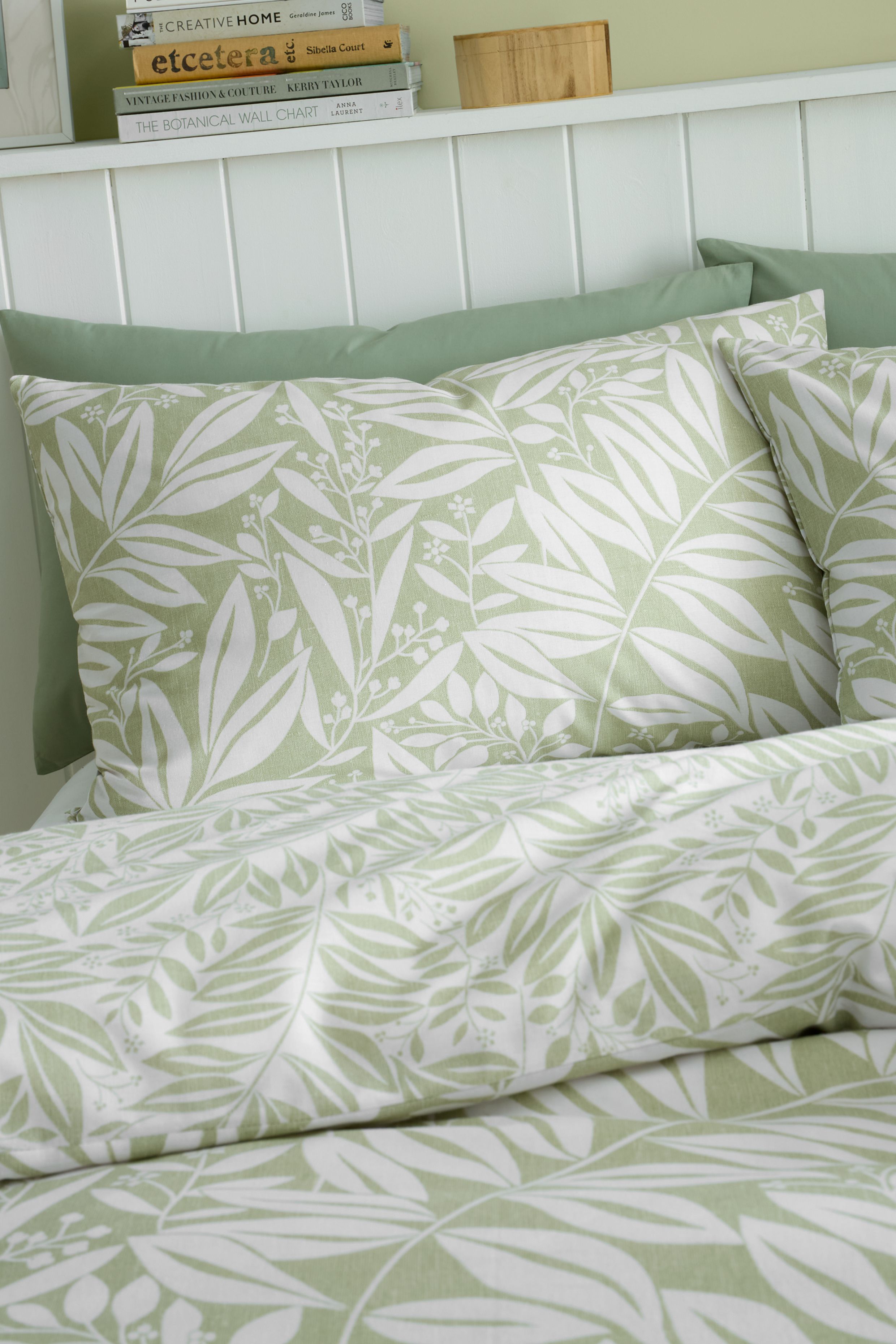 Catherine Lansfield 'Sorrel Leaf' Reversible Duvet Cover Set in Green 3