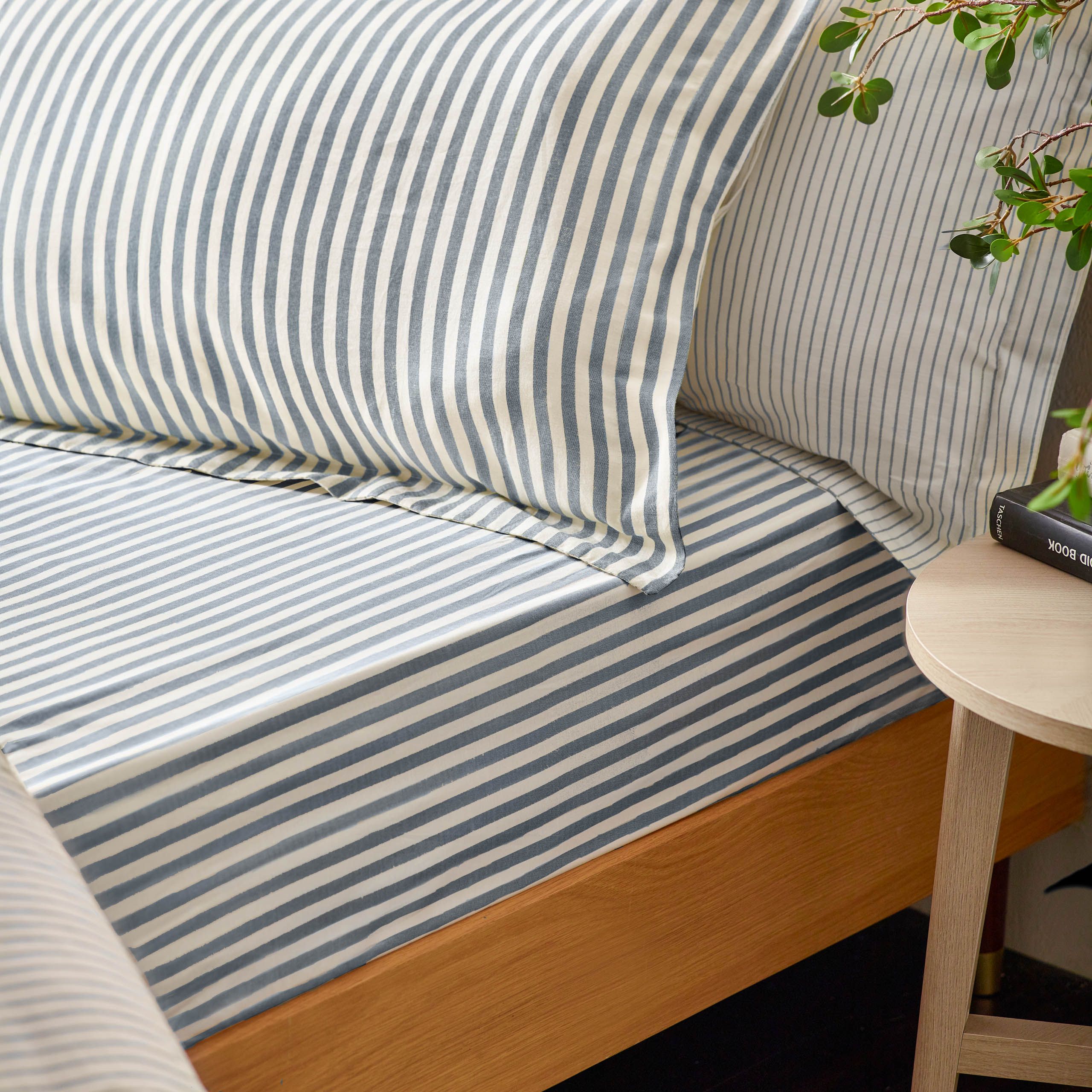 Yard Hebden Striped 100% Cotton Fitted Sheet in Navy