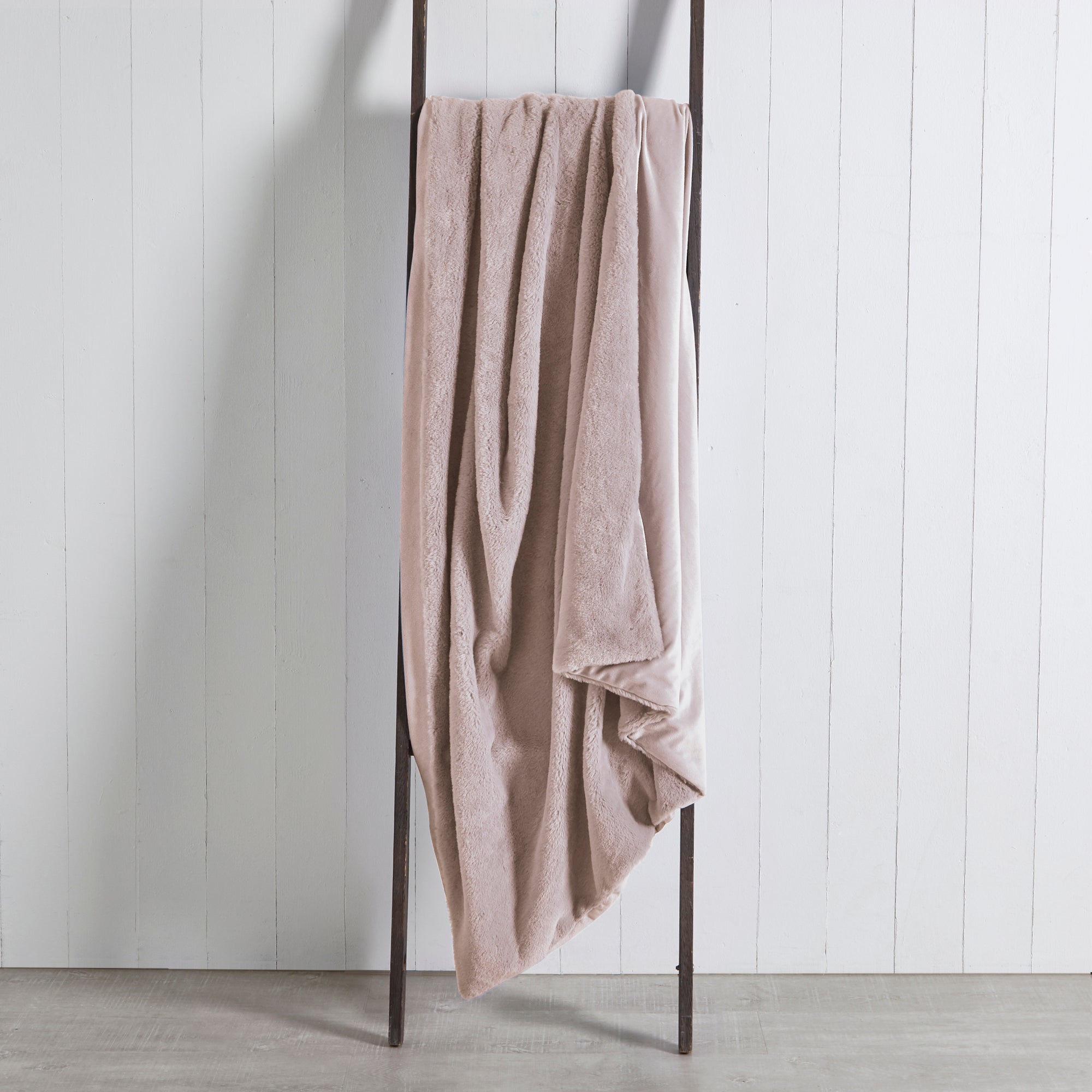 Lenon Plush Throw Pink