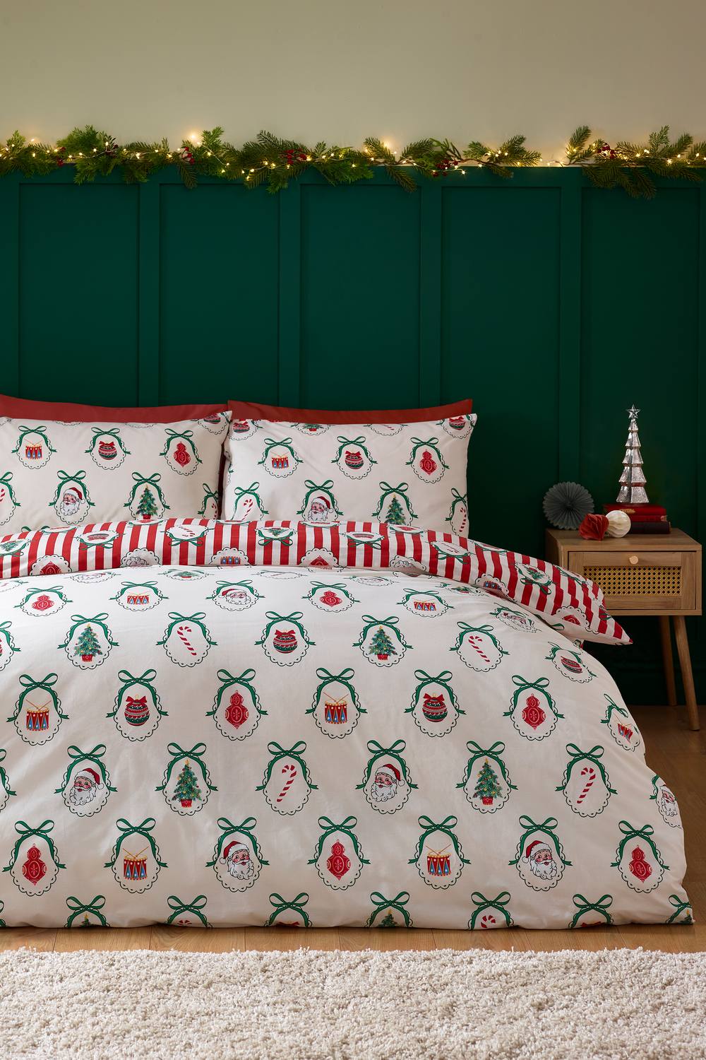 Catherine Lansfield Christmas Vintage Stripe Reversible Duvet Cover Set in Red 2