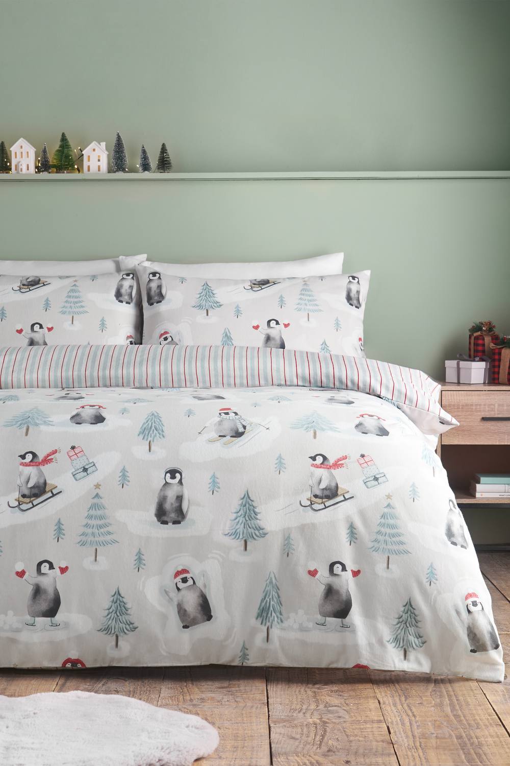 Catherine Lansfield Brushed Christmas Penguins Cotton Reversible Duvet Cover Set in Green