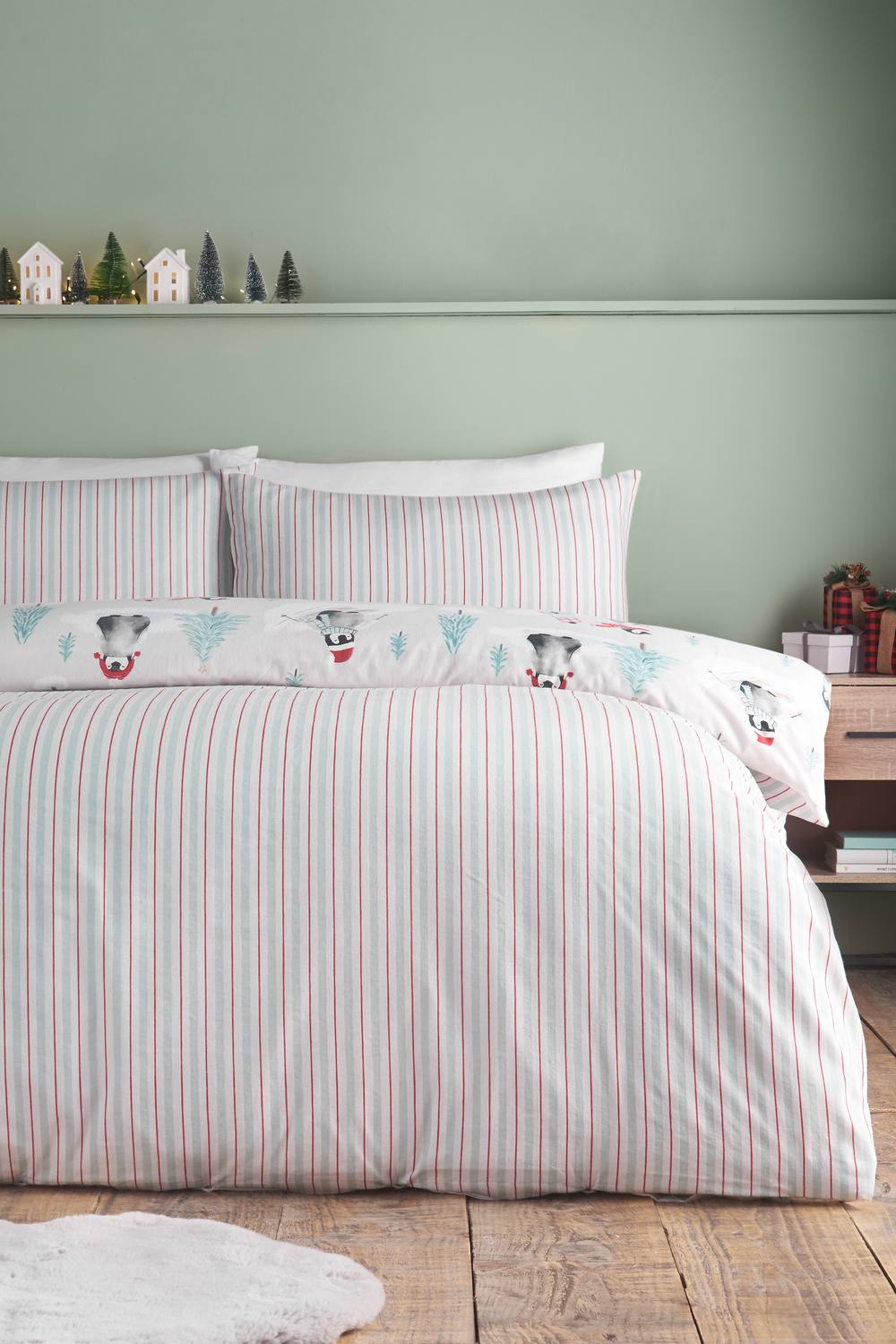 Catherine Lansfield Brushed Christmas Penguins Cotton Reversible Duvet Cover Set in Green 2