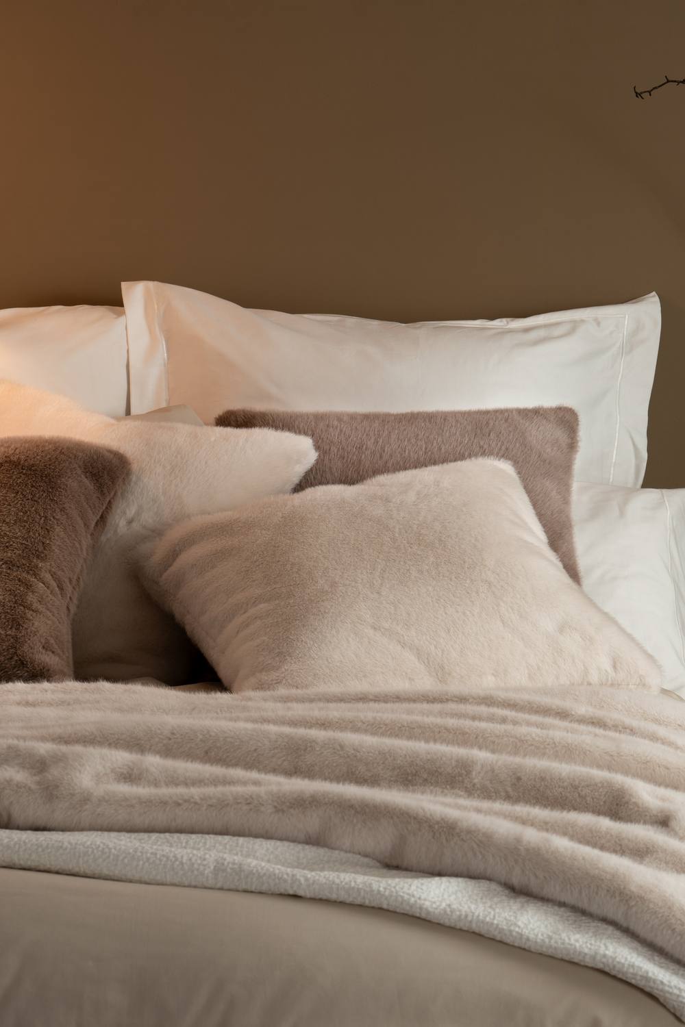 Soak&Sleep Ivory Faux Fur Throw
