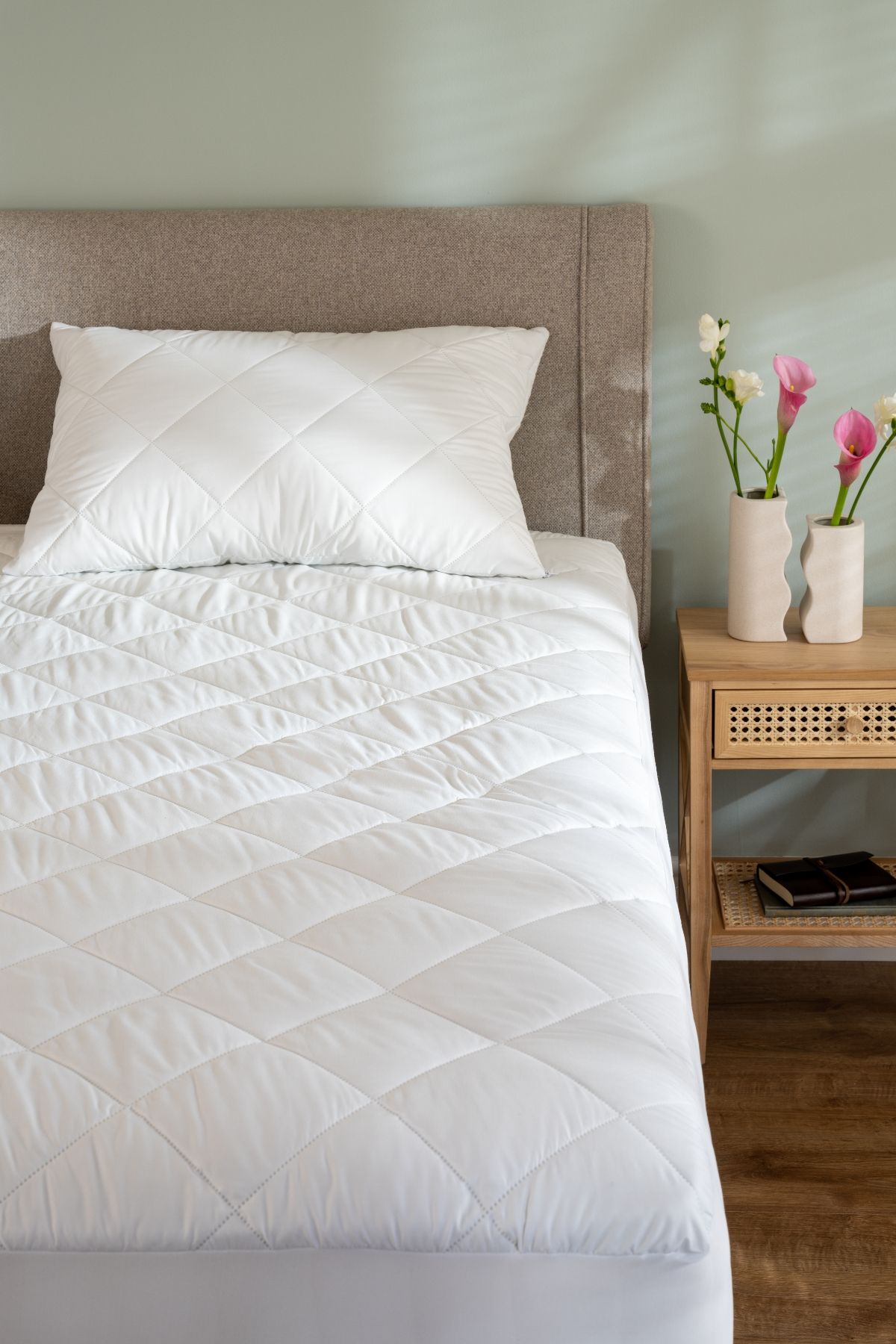 Soak&Sleep Soft Touch Mattress Protector in White