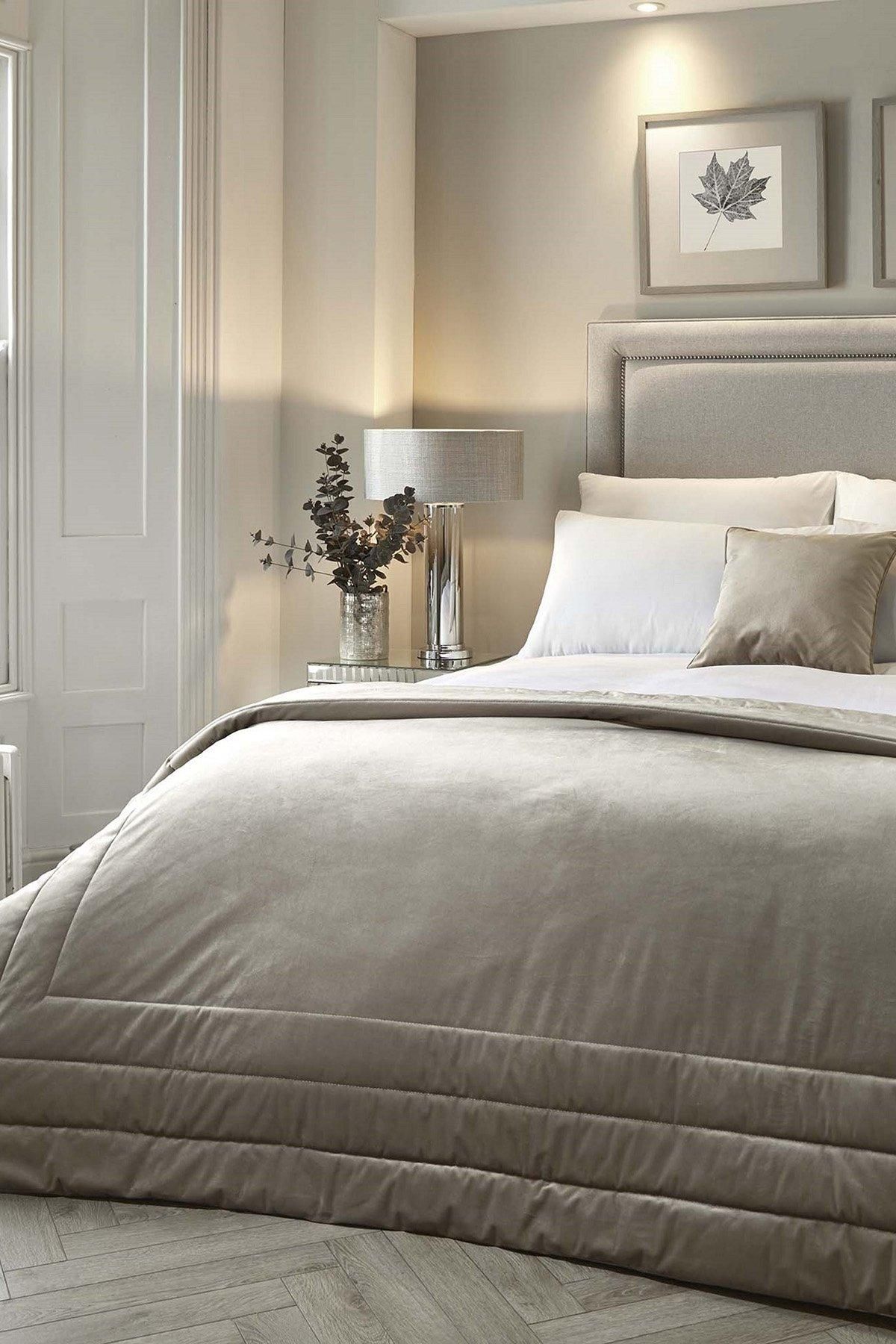 Soiree 'Melanie' Glamorous Velvet Warm Bedspread Throw in Natural