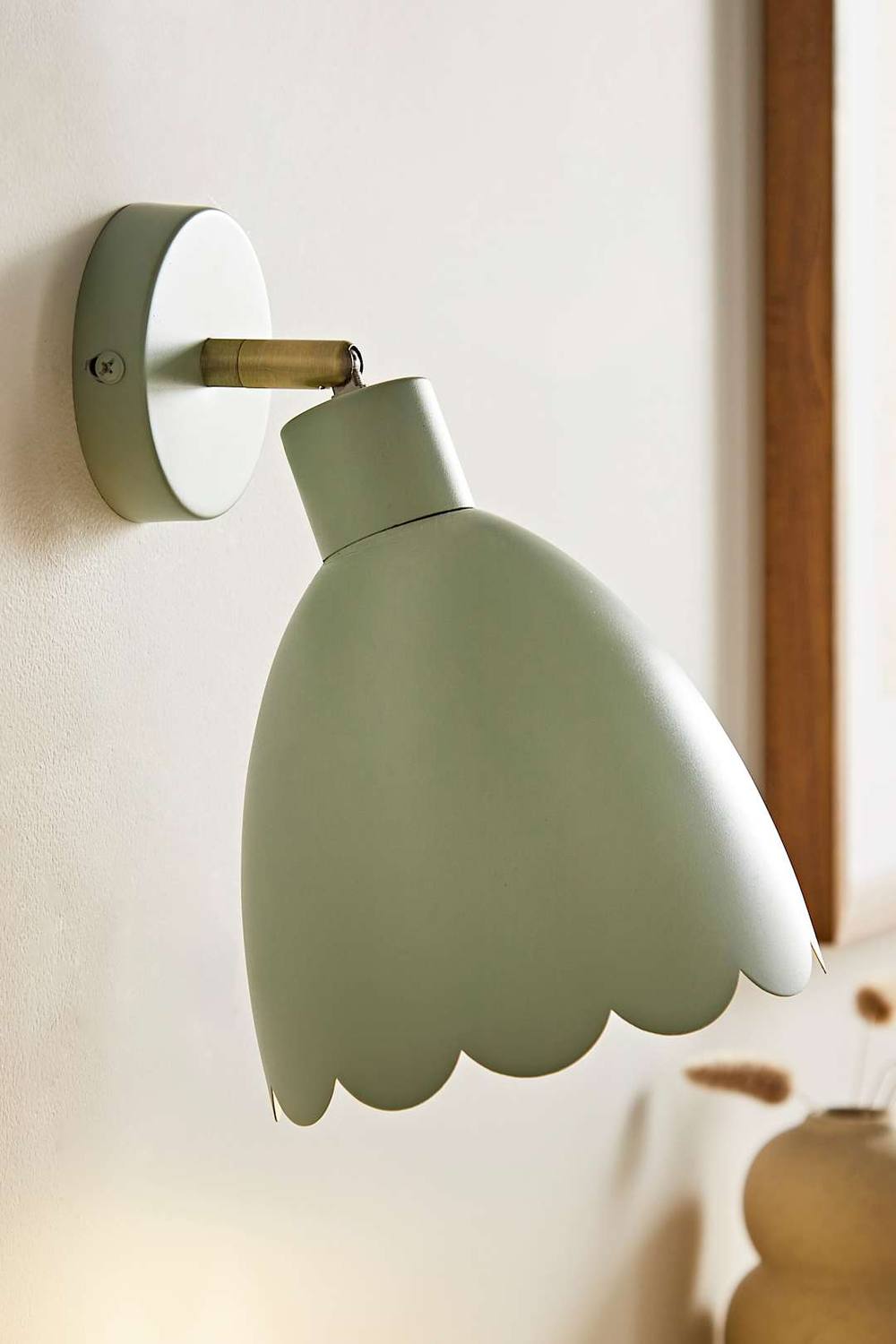 ValueLights Millie Flower Style Scallop Adjustable Wall Light in Pale Green