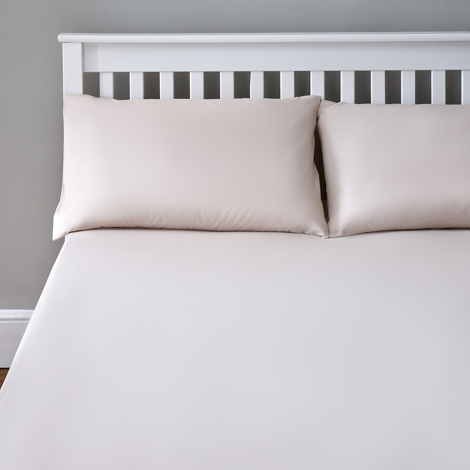 The Willow Manor Easy Care Percale Double Fitted Sheet - White