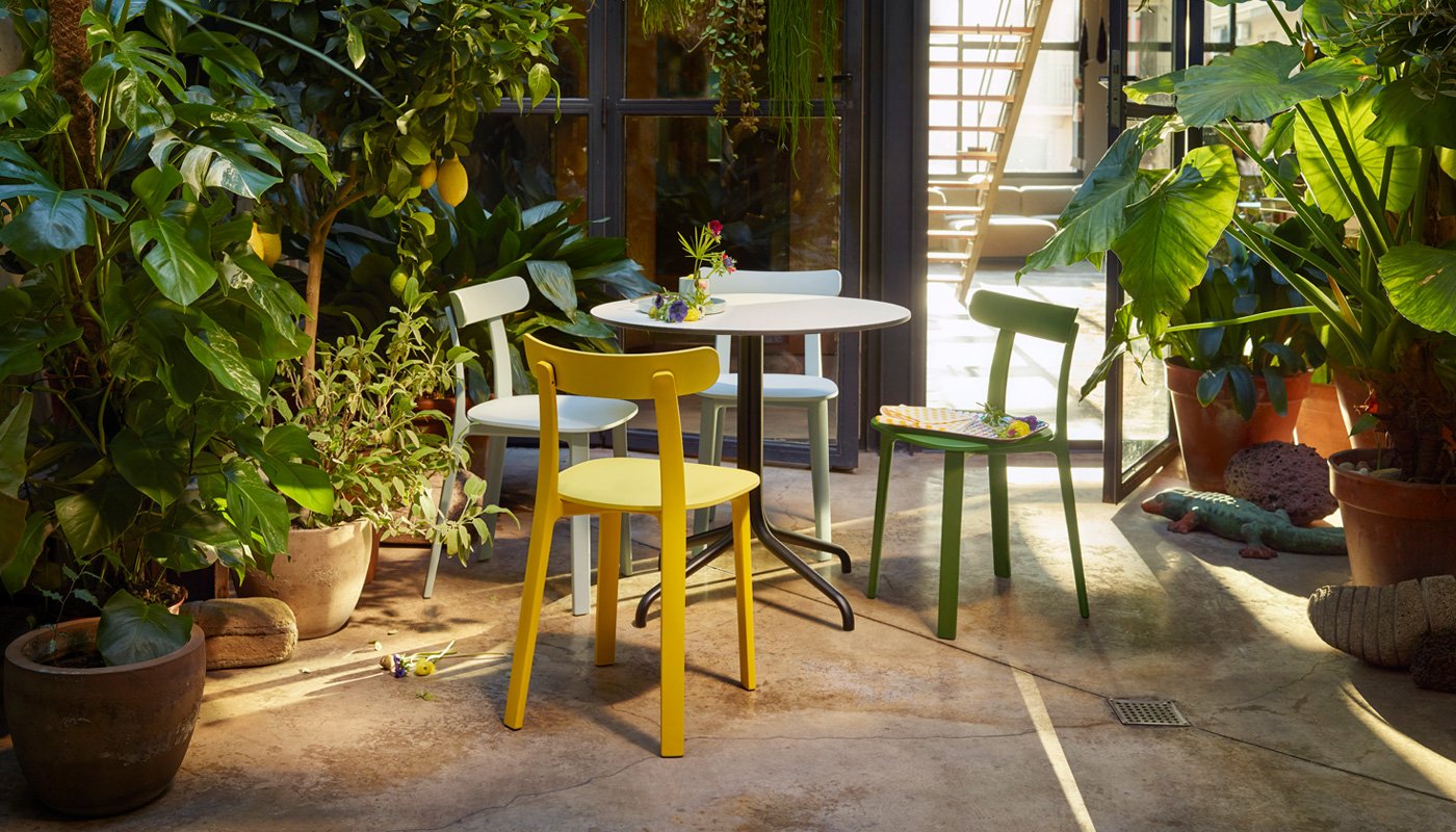 Vitra Belleville Round Table White Top Deep Black Base
