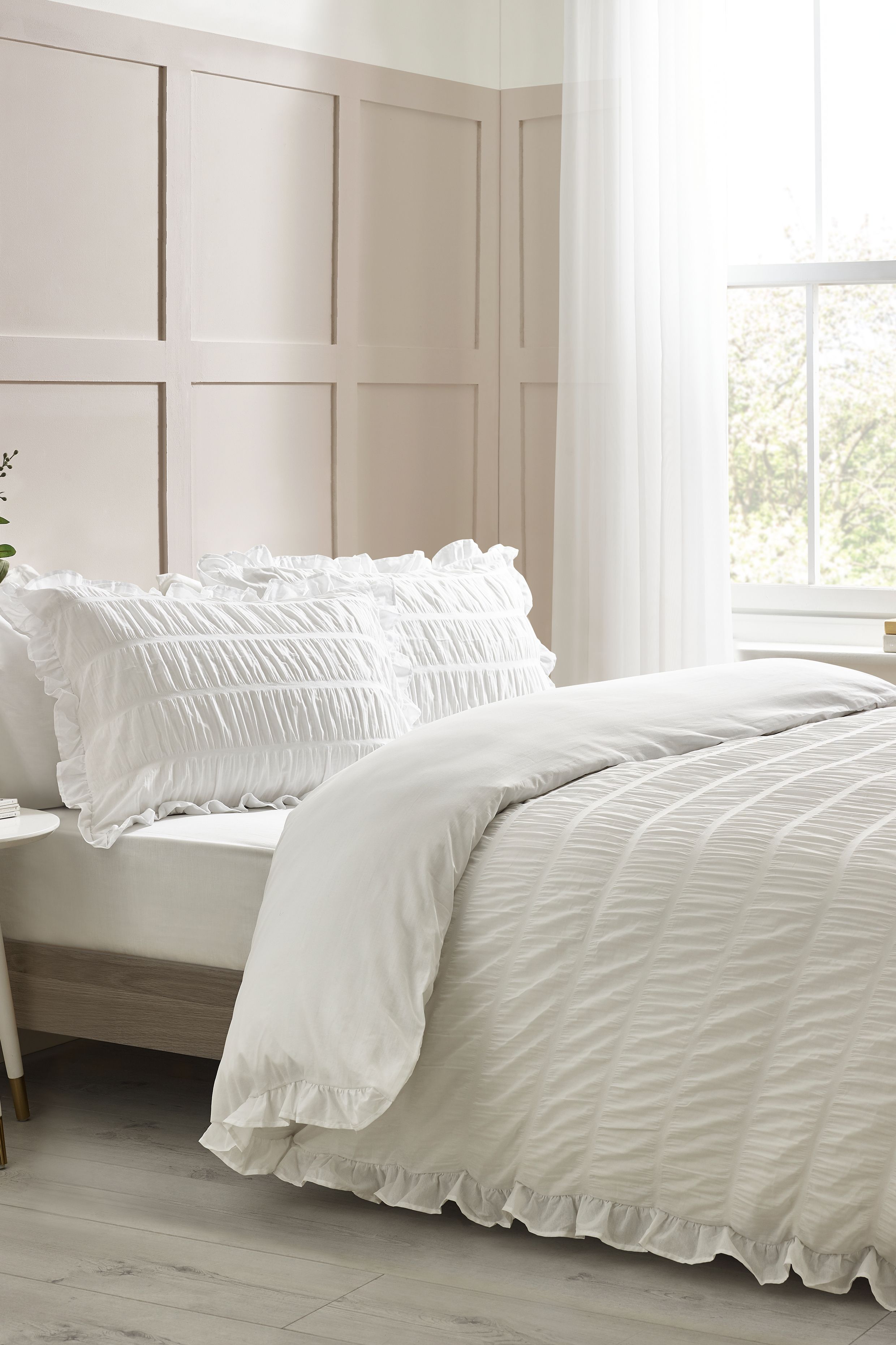 Catherine Lansfield 'Seersucker Frill' Duvet Cover Set in White