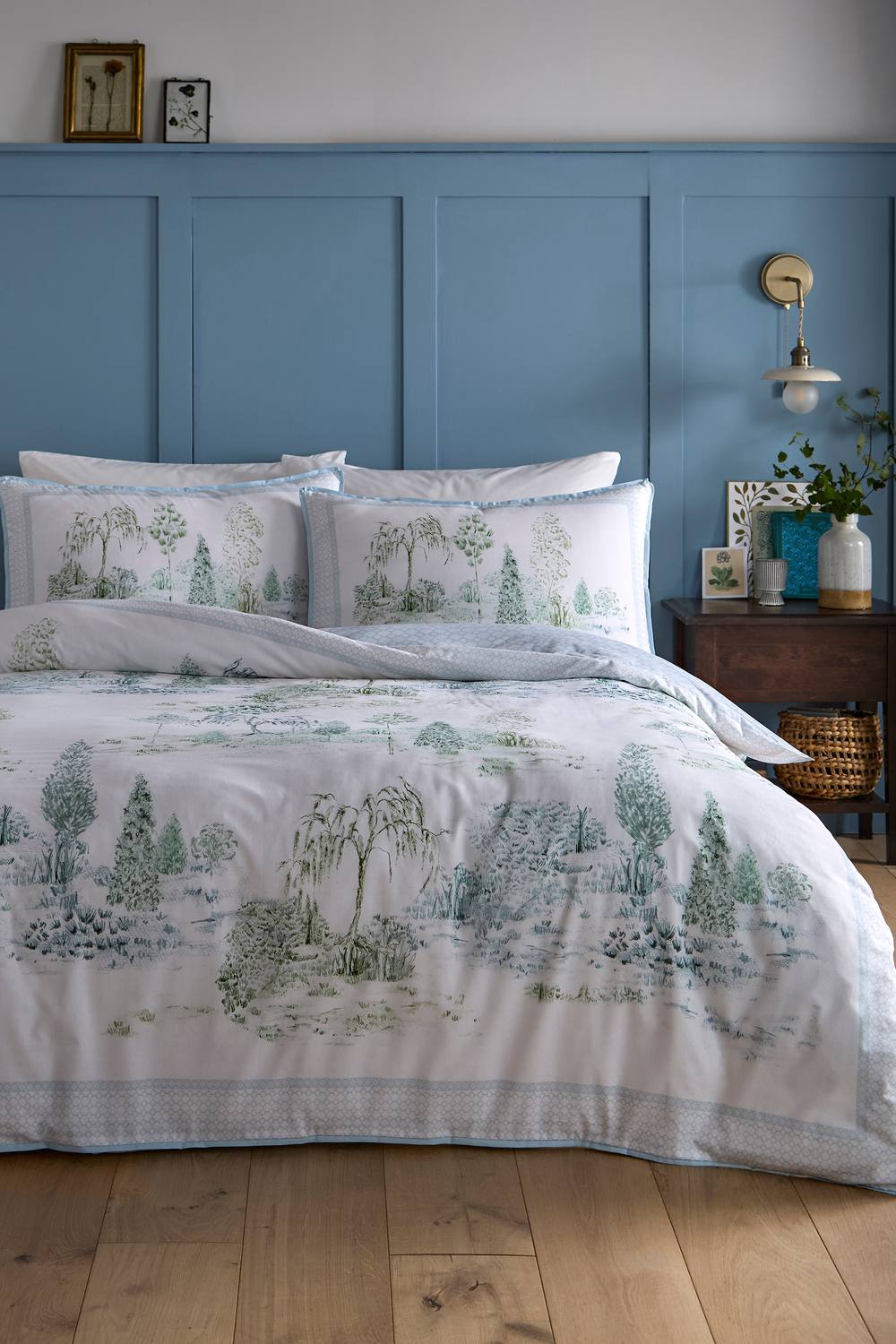 Appletree 'Willow Tree Scene' 100% Cotton Duvet Cover Set in Blue