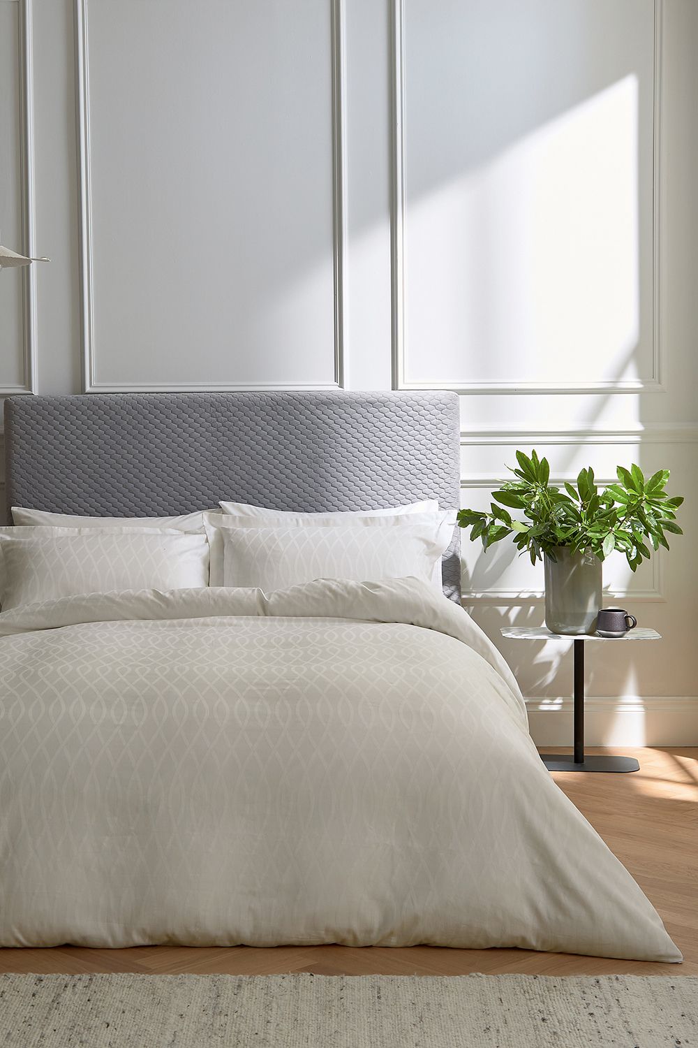 1951 'Ravello' Luxury 250 Thread Count Cotton Duvet Cover Set in Off-White