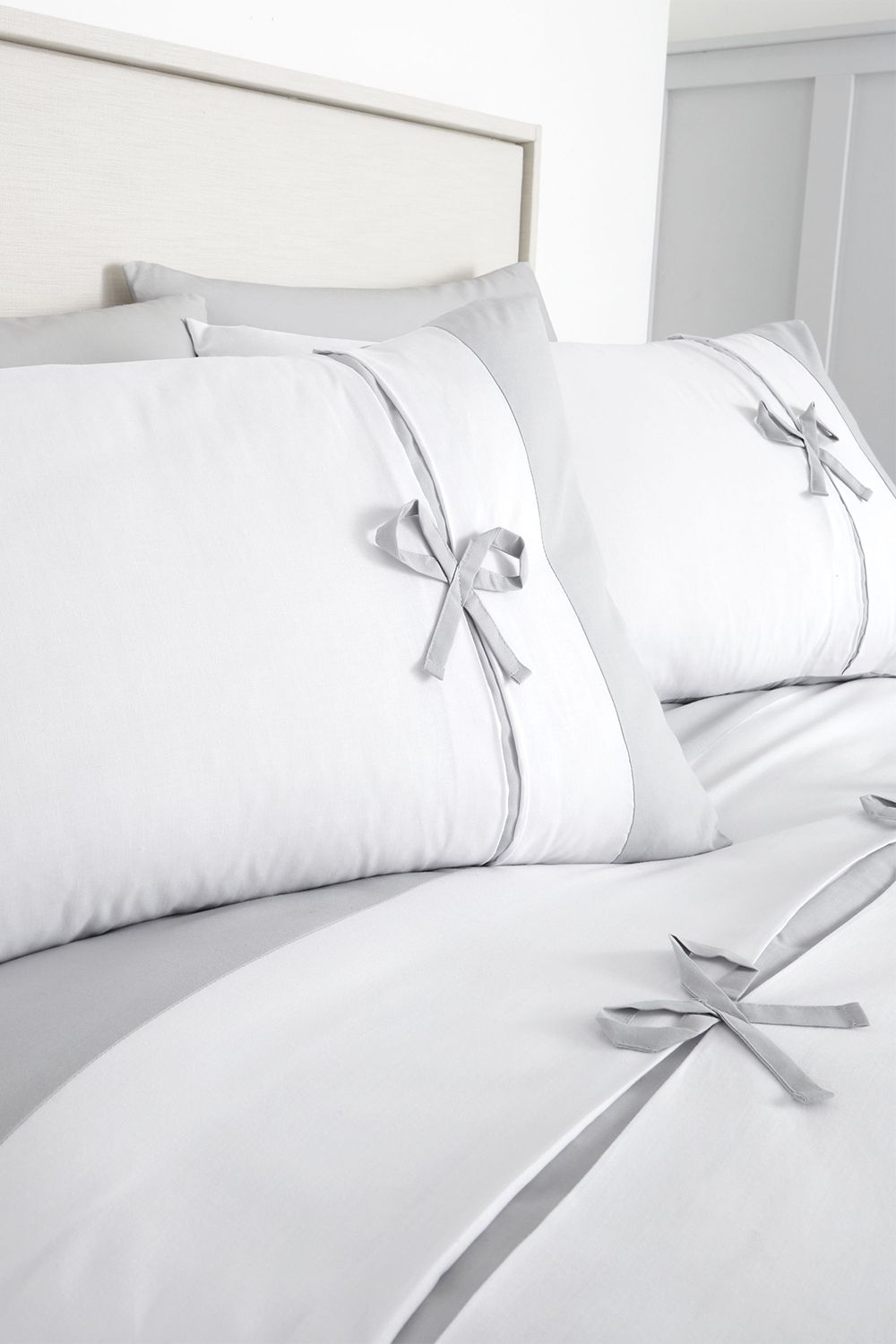 Catherine Lansfield Milo Bow Duvet Set in White 2