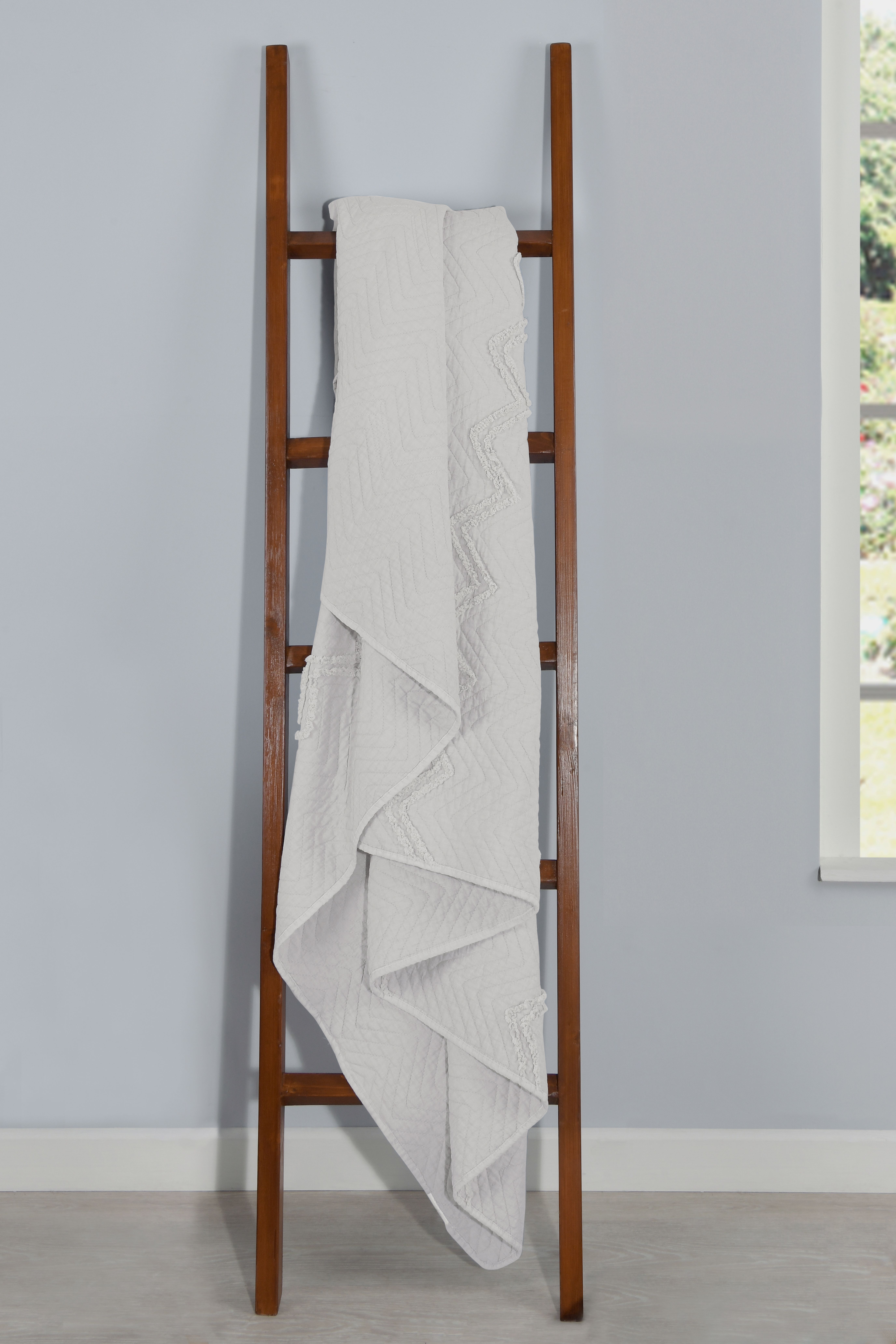 Smart Living Luxurious Zig-Zag Polyester Bedspread - Soft, Stylish, & Durable in Natural