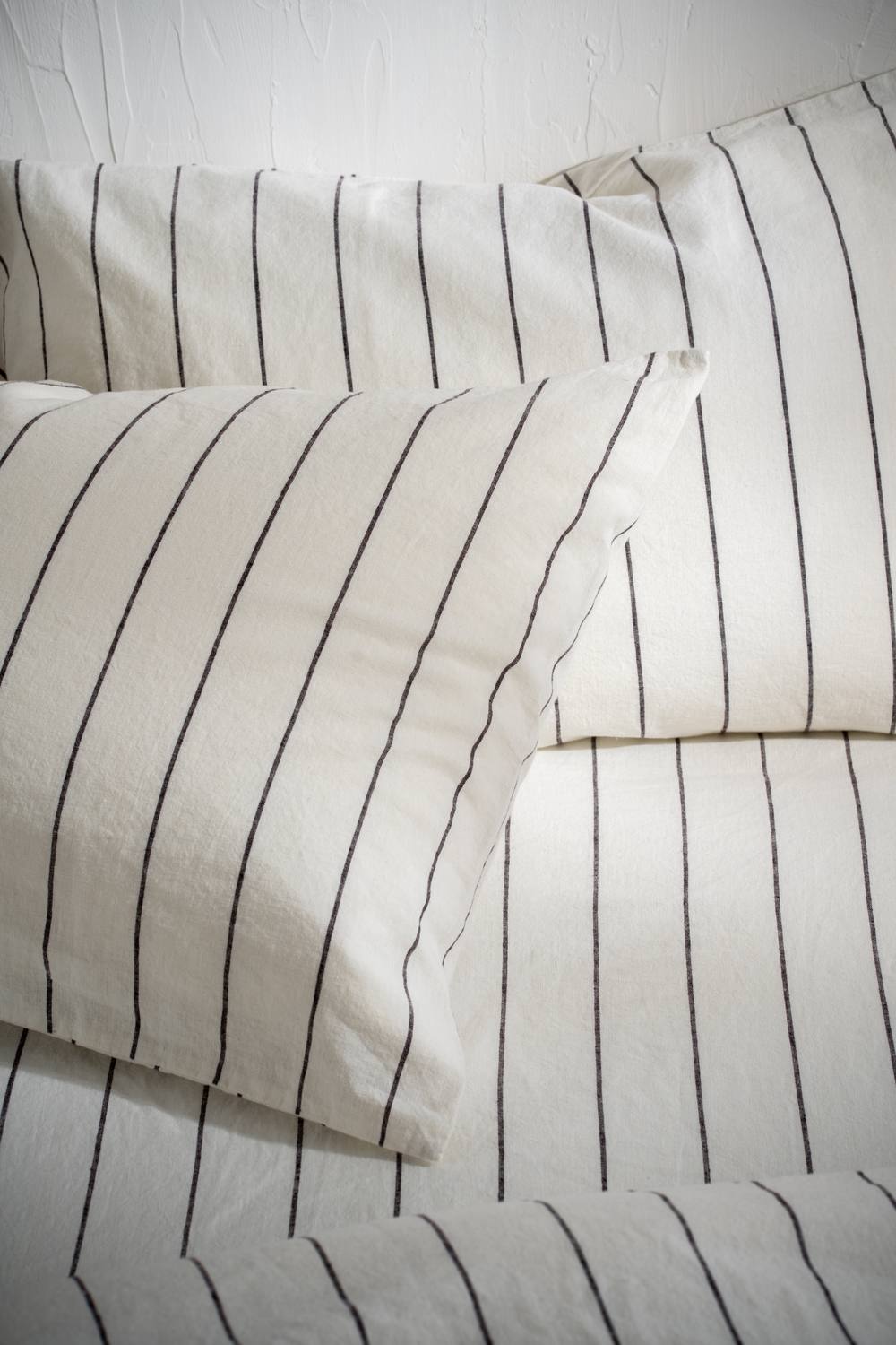 Soak&Sleep White/Blackberry Pinstripe Linen/Cotton Housewife Pillowcase Pair in White