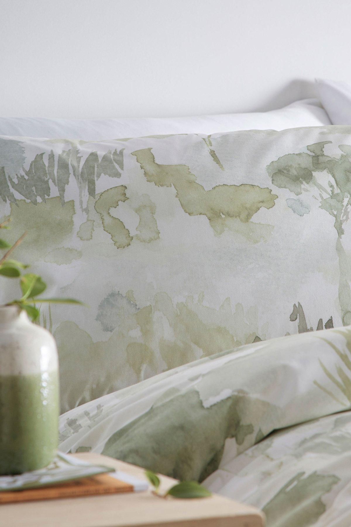Appletree 'Edale' 100% Cotton Duvet Cover Set With Contrast Piping in Green 2
