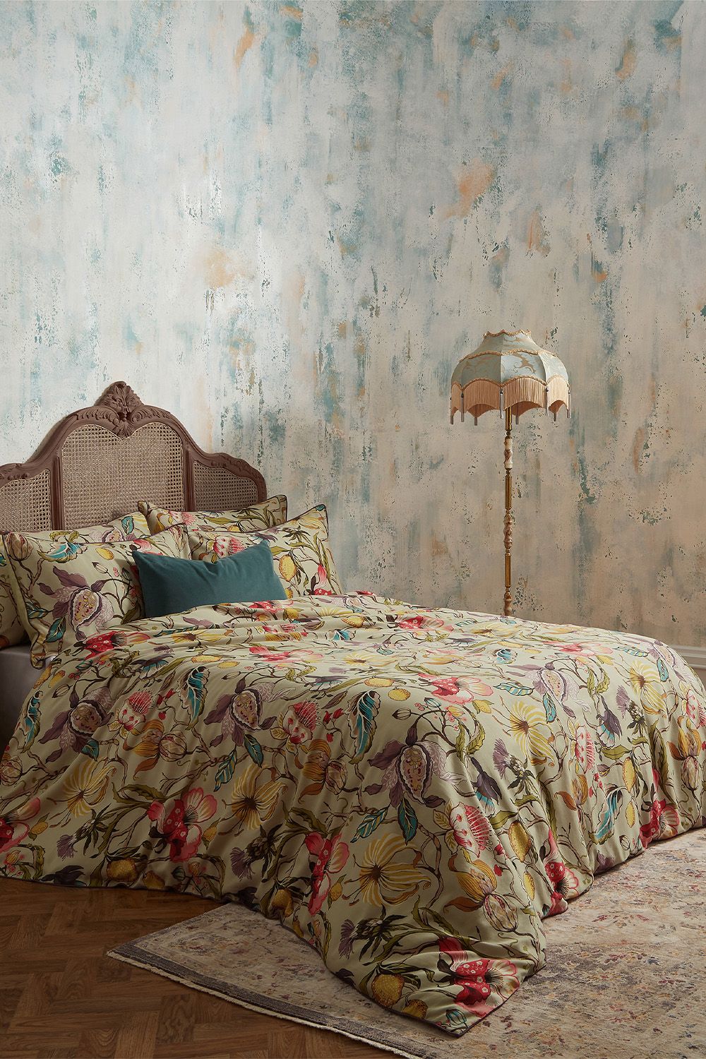 Edinburgh Weavers Morton 200 Thread Count Floral Premium Cotton Sateen Piped Duvet Cover Set in Cream