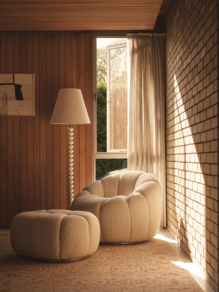 Garret Footstool, Boucle