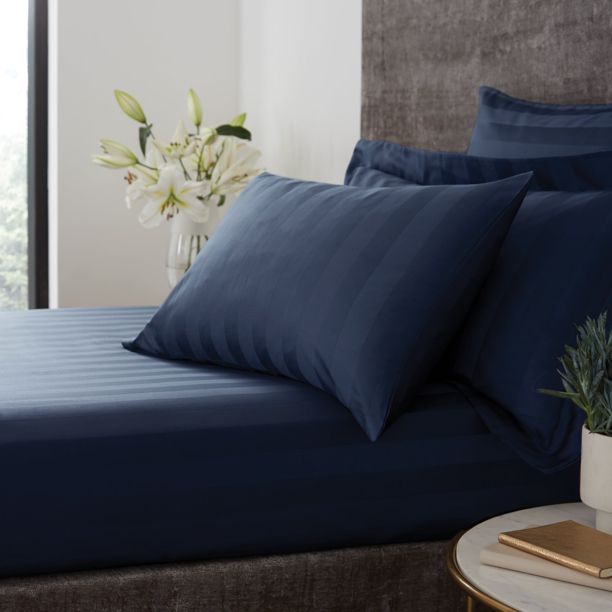 Hotel Egyptian Cotton 230 Thread Count Stripe Fitted Sheet Navy