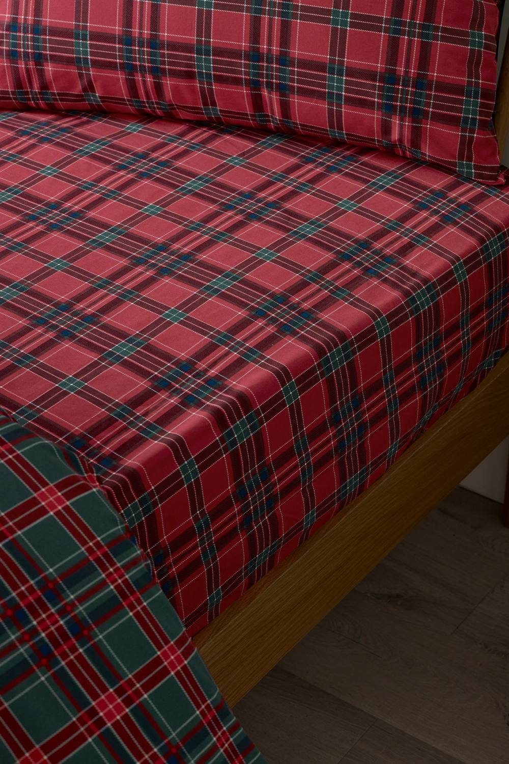 Catherine Lansfield 'Tartan Check' Fitted Sheet in Red