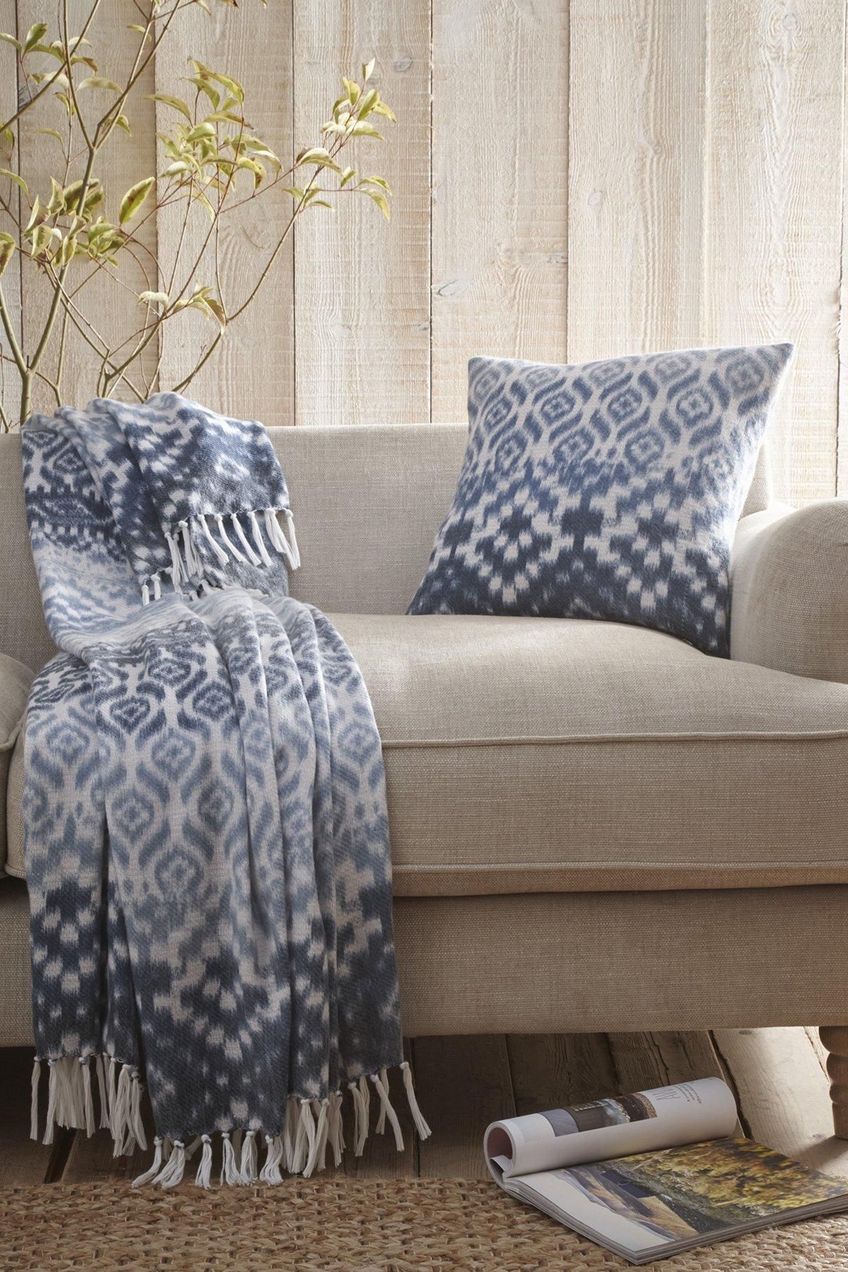 Appletree 'Sakari' Banded Tassled Bedspread in Blue 3