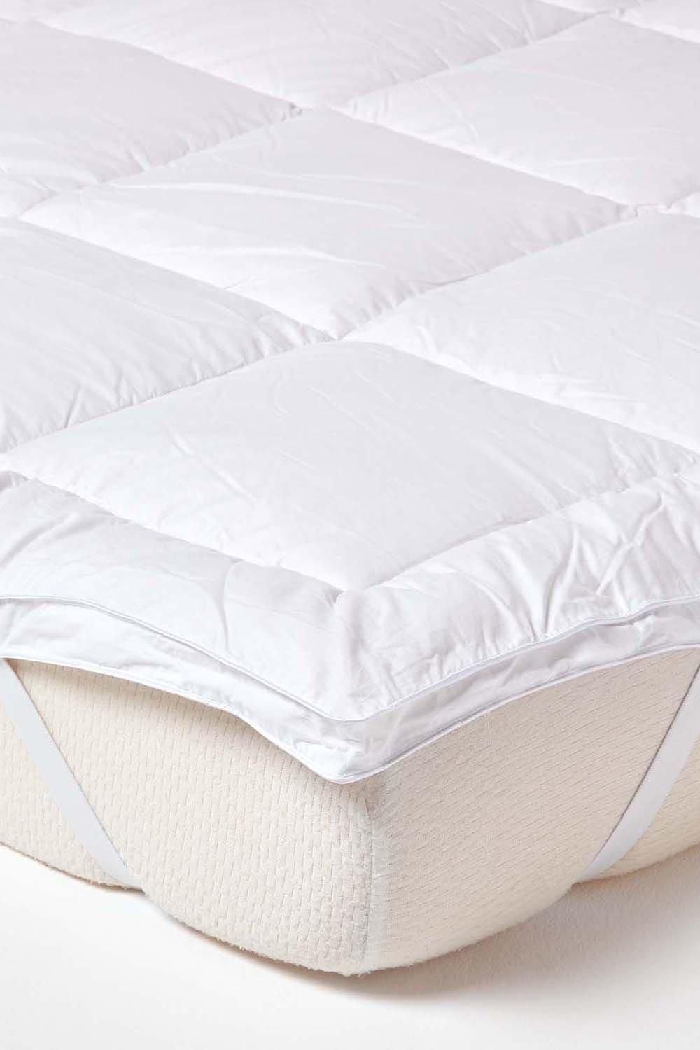 Homescapes Pure Mulberry Silk Blend Mattress Topper 700GSM in White