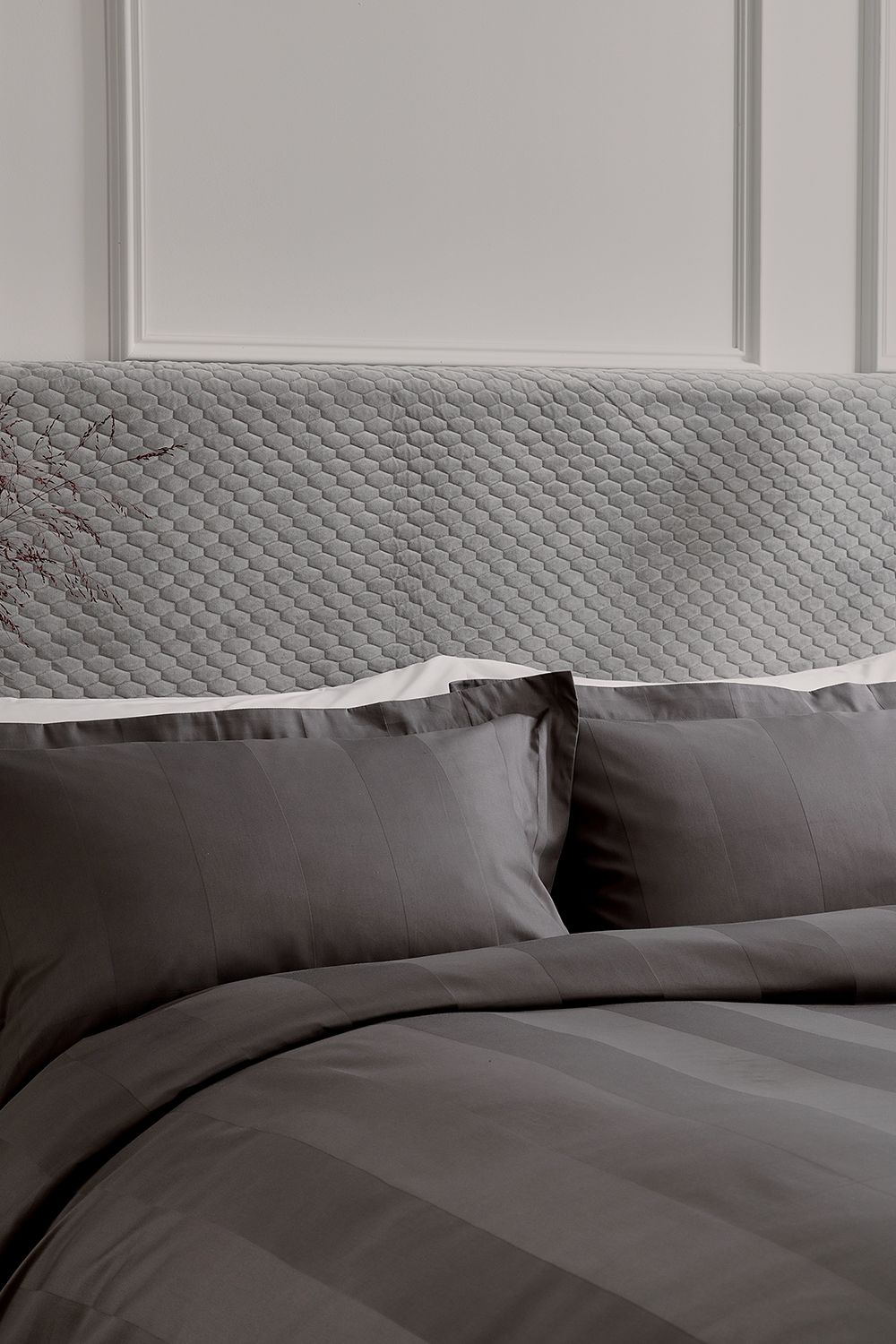 1951 'Serra' Luxury Satin Stripe 250 Thread Count Sateen Duvet Cover Set in Charcoal 2