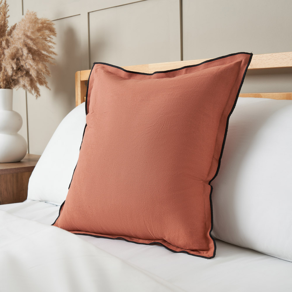 Pierre Cushion, Clay